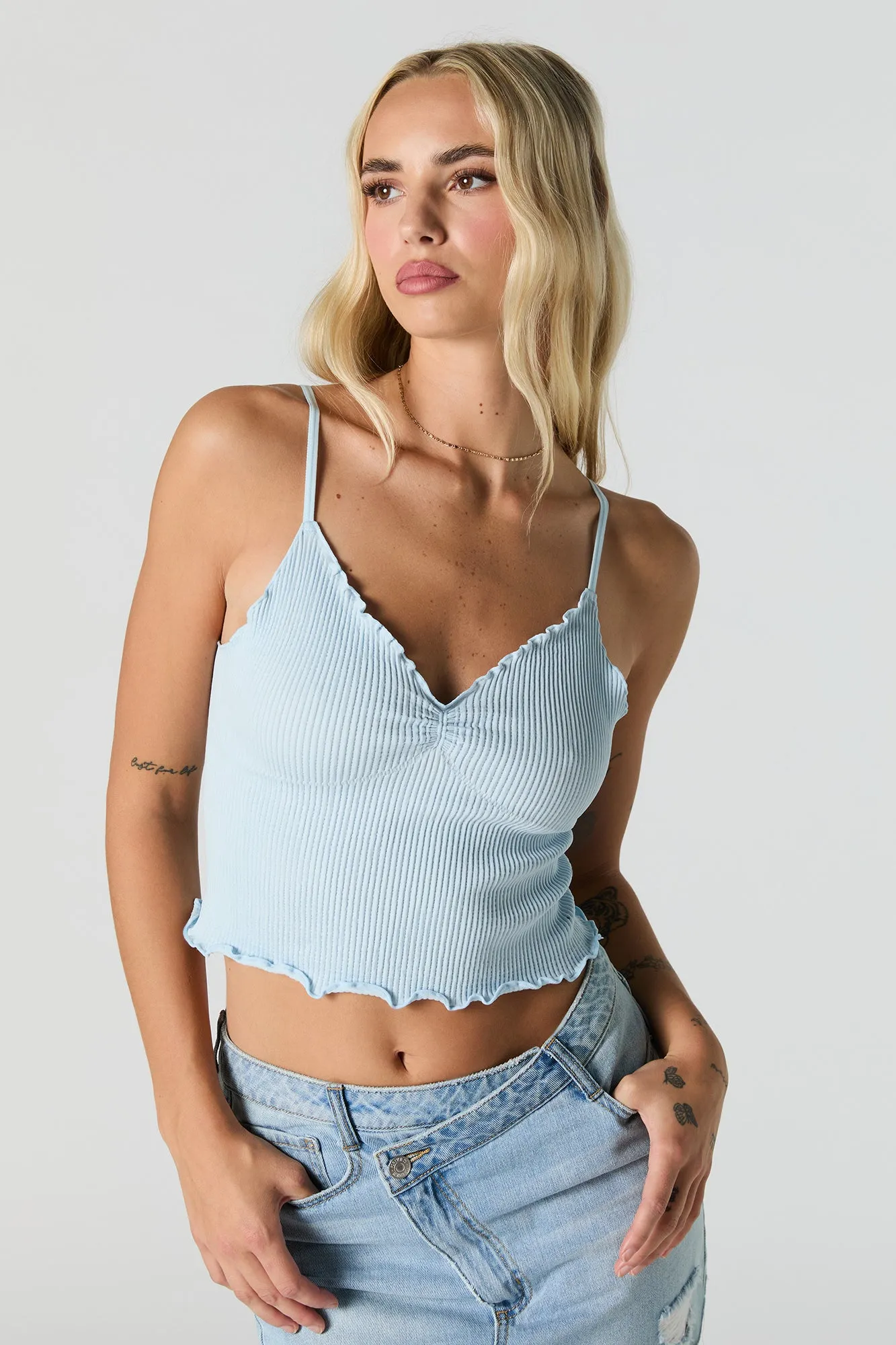 Camisole côtelée avec ourlet volanté et encolure en V sold by Urban Planet