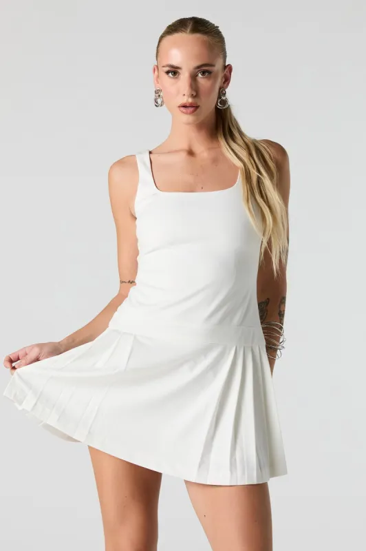 Minirobe plissée à encolure carrée sold by Urban Planet