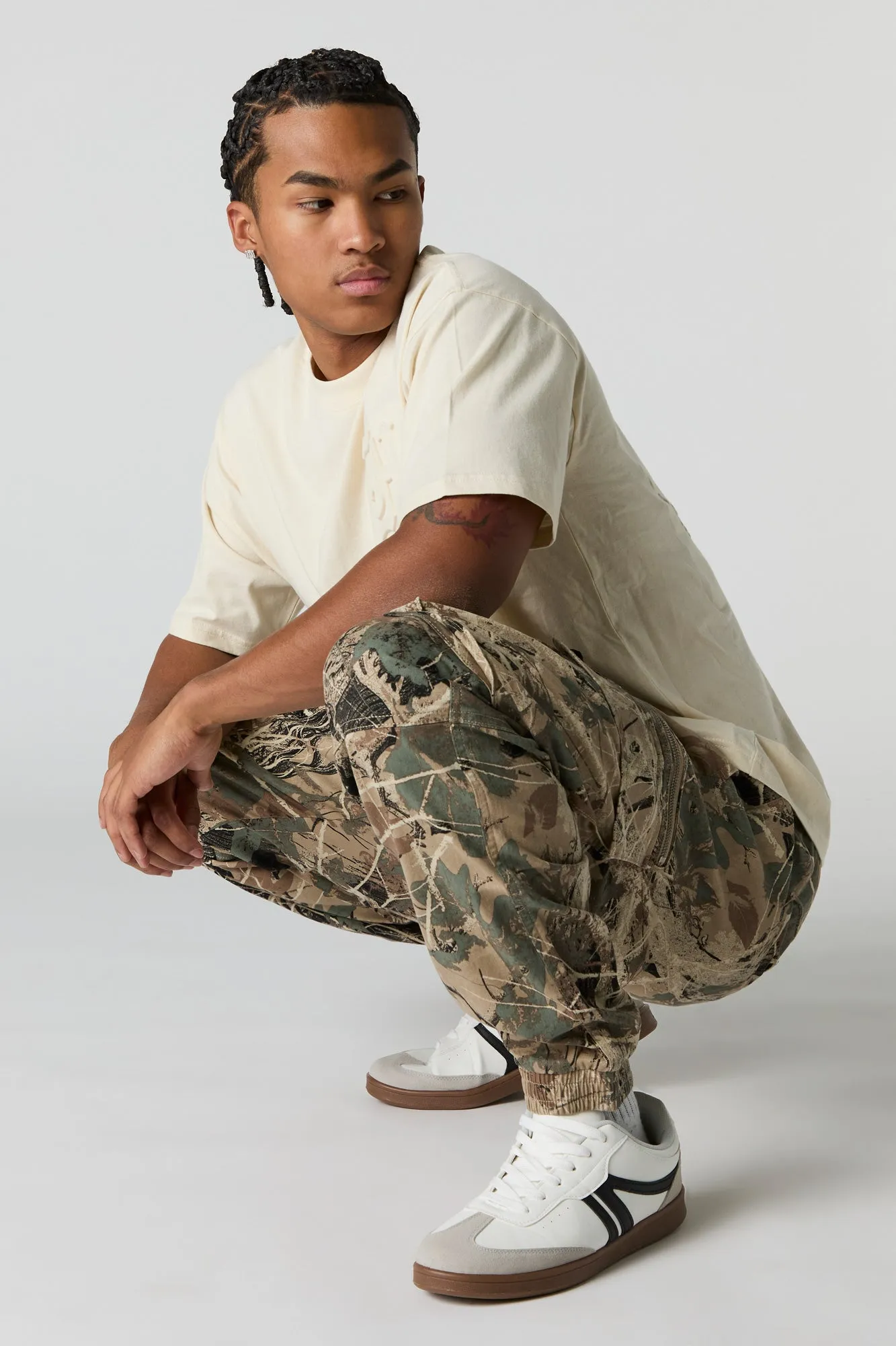 Pantalon cargo avec poches à fermeture à glissière sold by Urban Planet