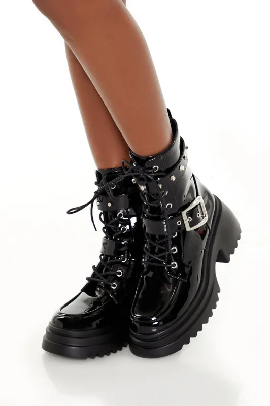 Bottes de combat en similicuir vernis avec boucles sold by Urban Planet