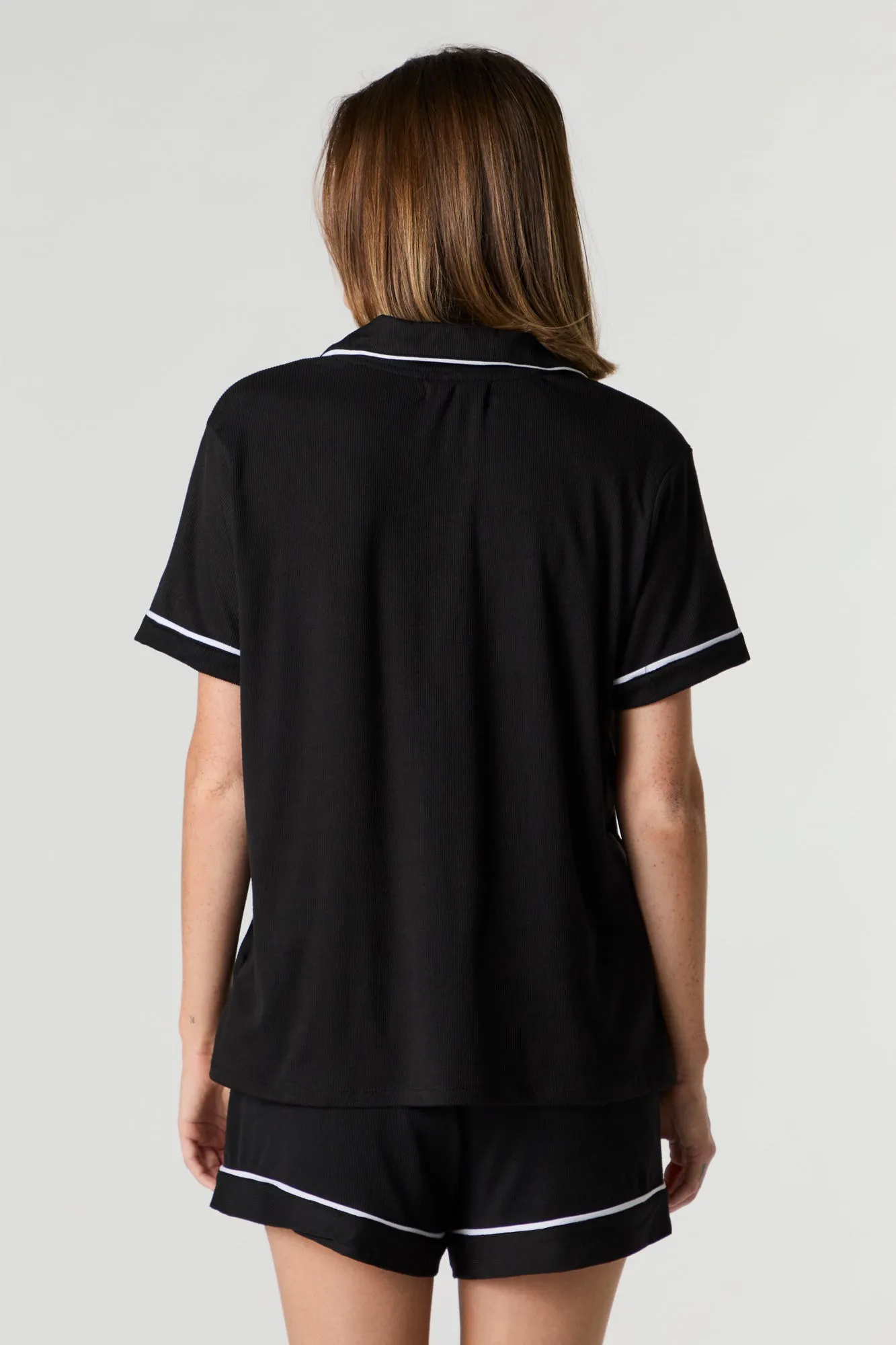 Ensemble pyjama avec haut côtelé à liséré contrastant et short sold by Urban Planet product image thumbnail 5