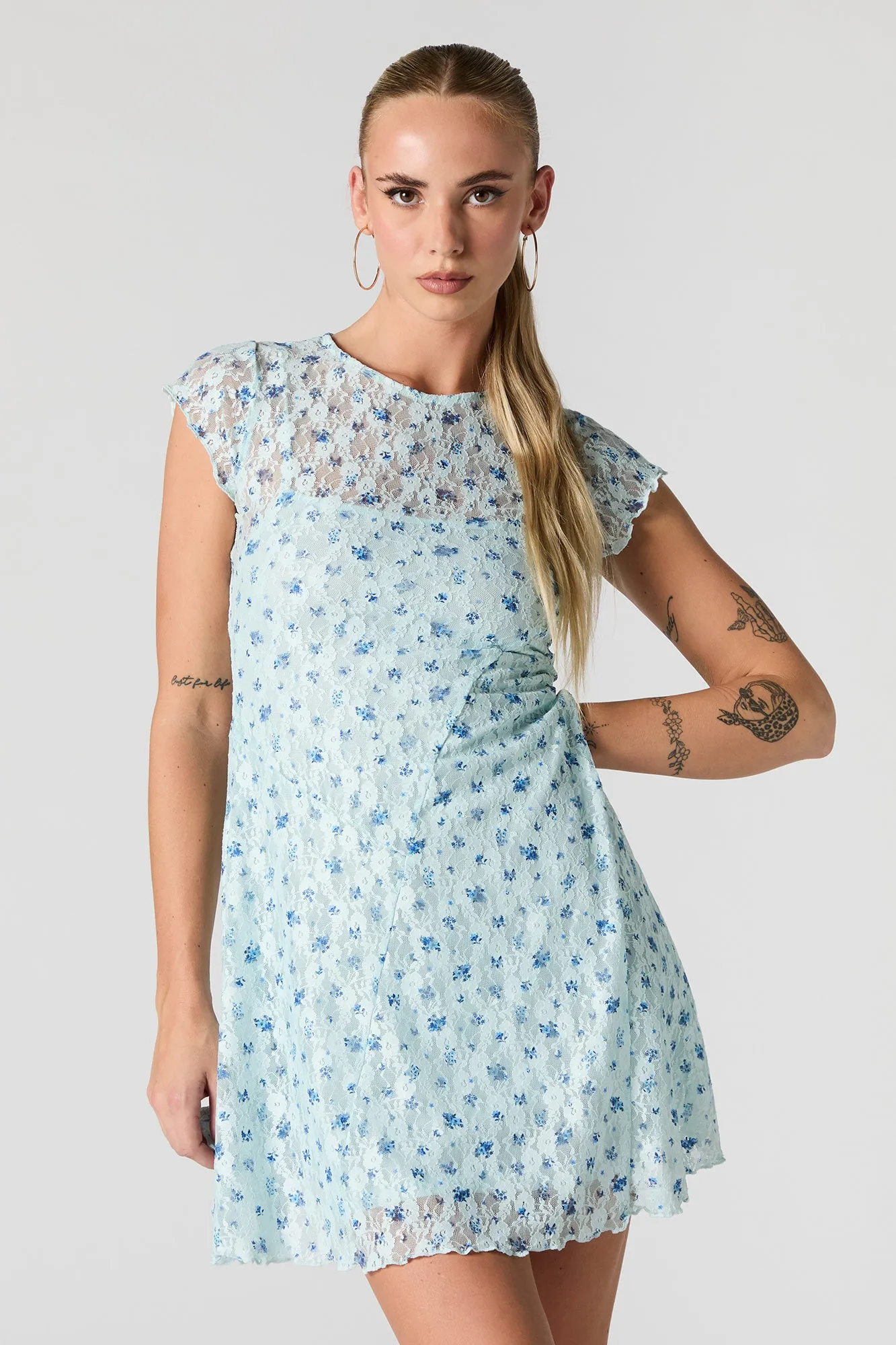 Minirobe en dentelle fleurie avec manches volantées sold by Urban Planet product image thumbnail 4
