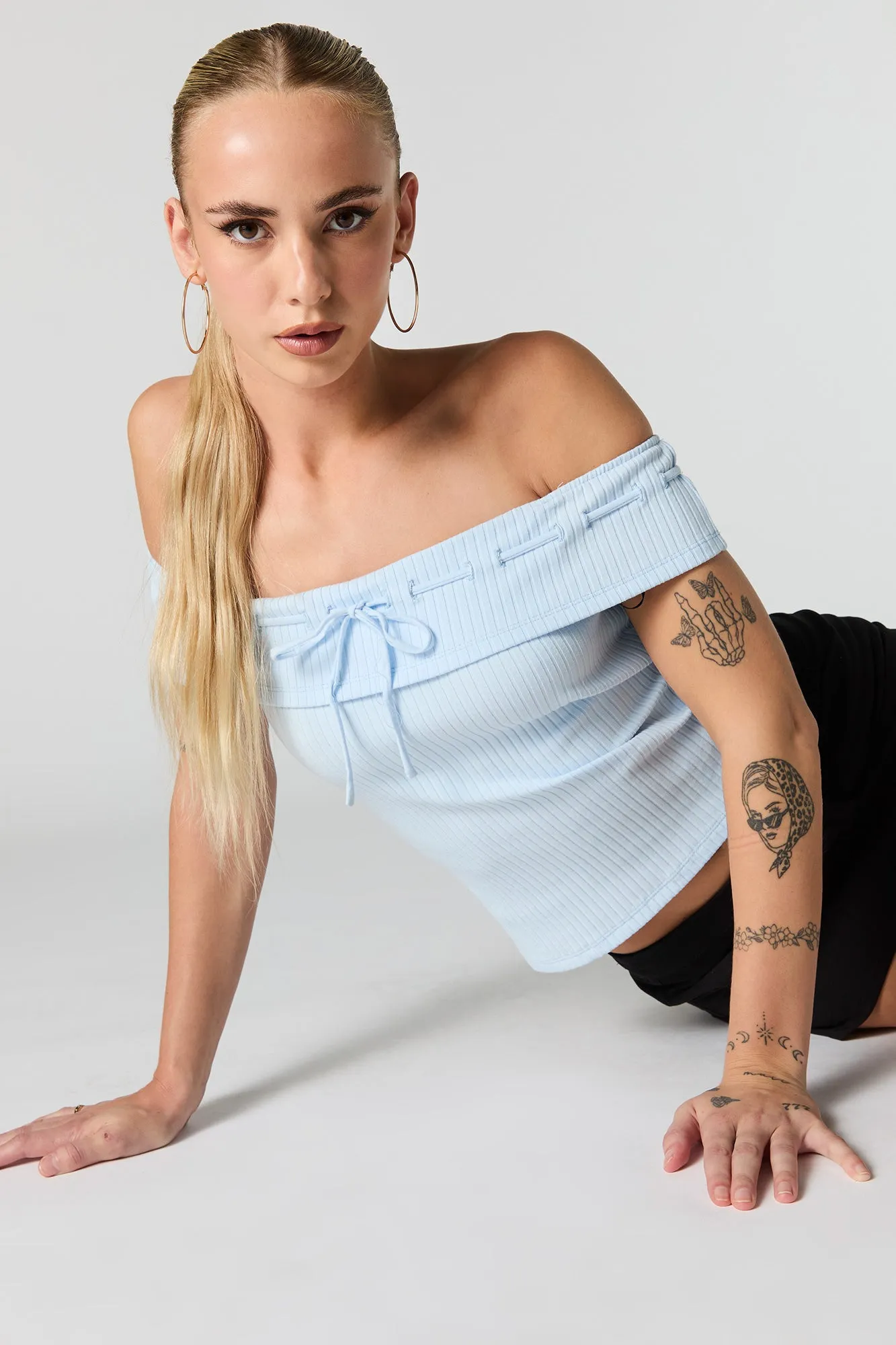 Haut côtelé avec épaules dénudées et attache sold by Urban Planet