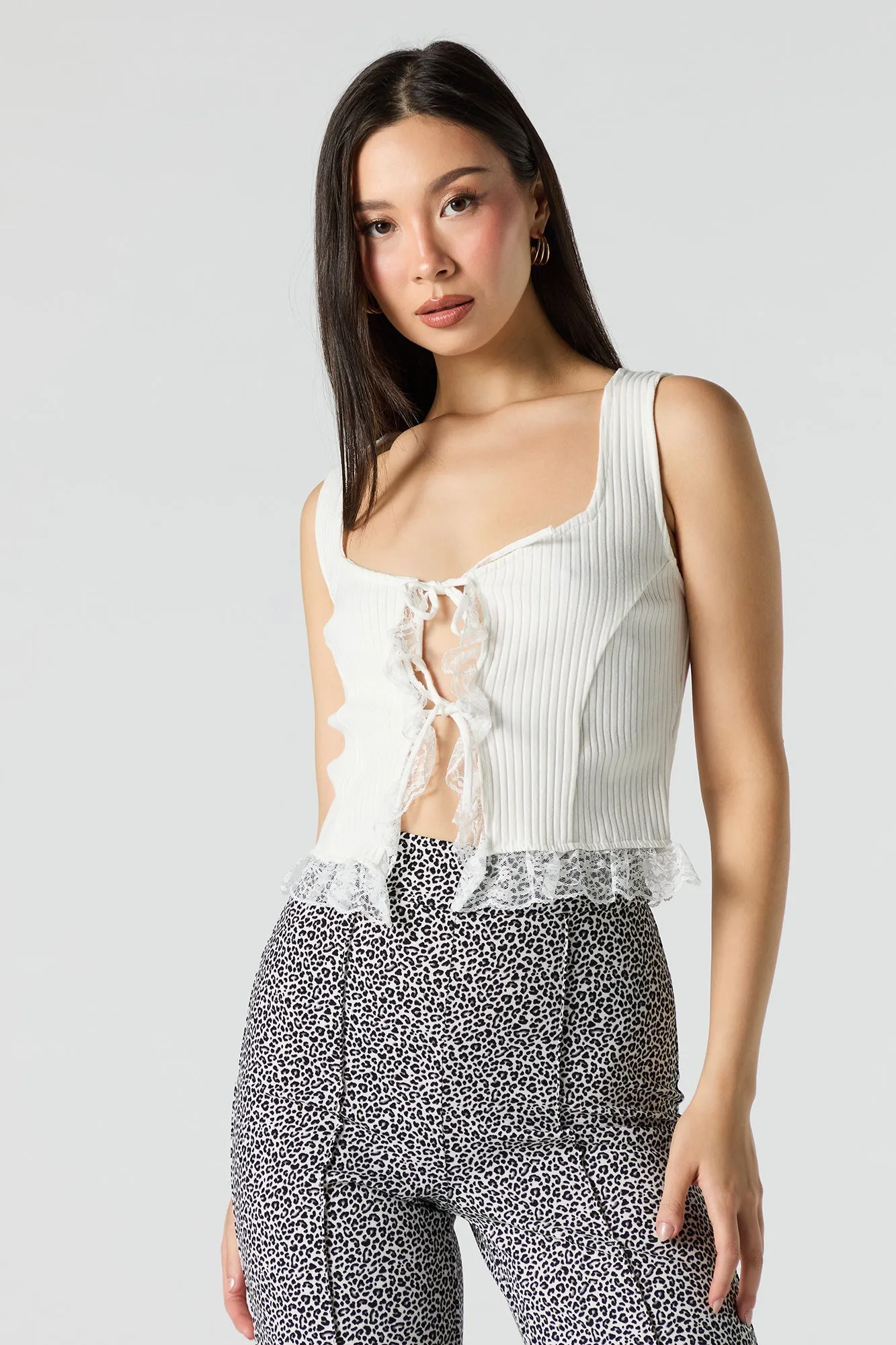 Débardeur en tricot côtelé avec liséré de dentelle et attache sold by Urban Planet