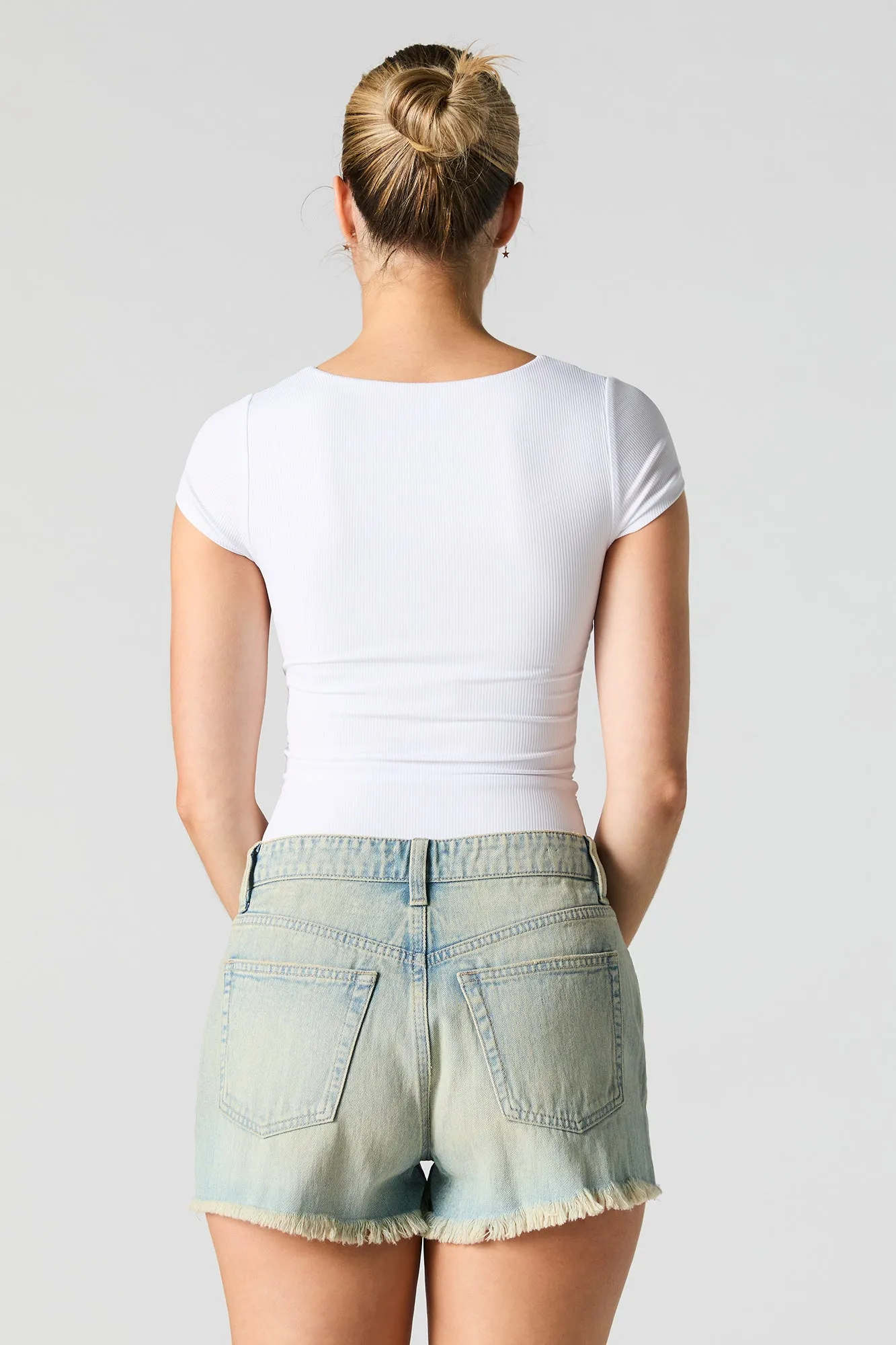 Short en denim rigide d'aspect usé délavé pâle vintage sold by Urban Planet product image thumbnail 2