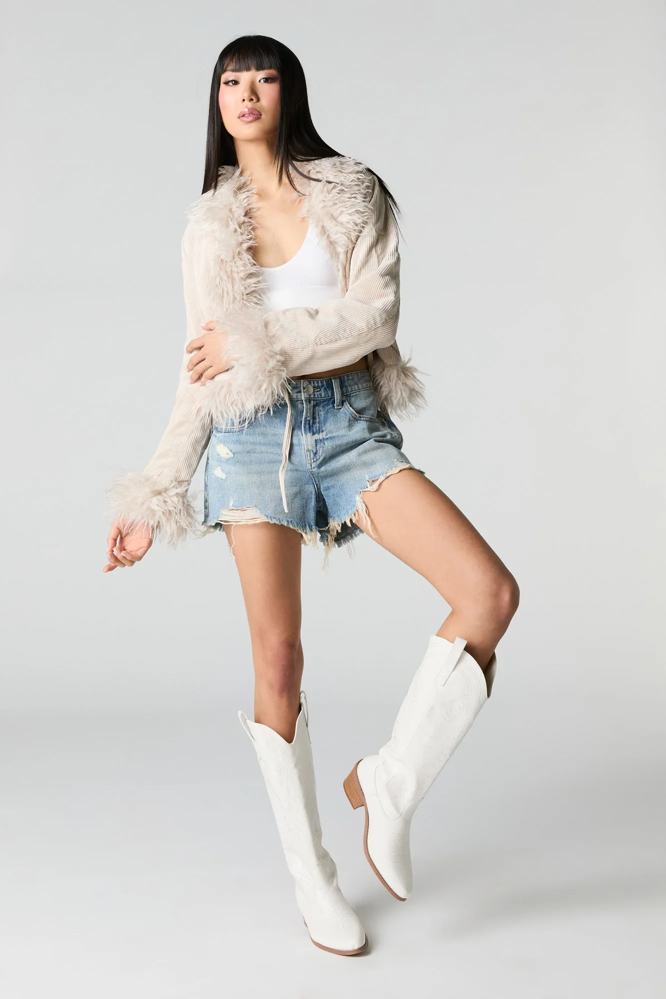 Short en denim rigide à effet d'usure délavé pâle sold by Urban Planet product image thumbnail 3