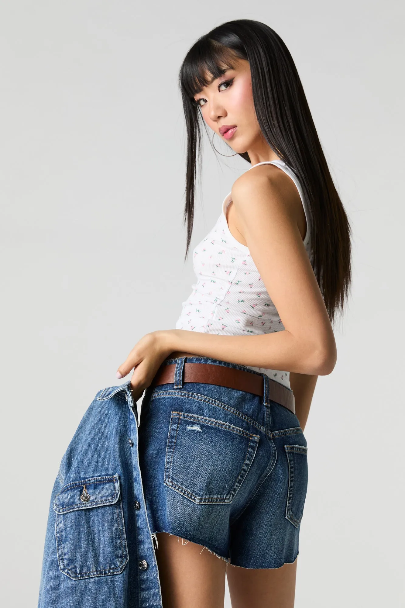 Short en denim rigide à effet d'usure délavé foncé sold by Urban Planet product image thumbnail 2