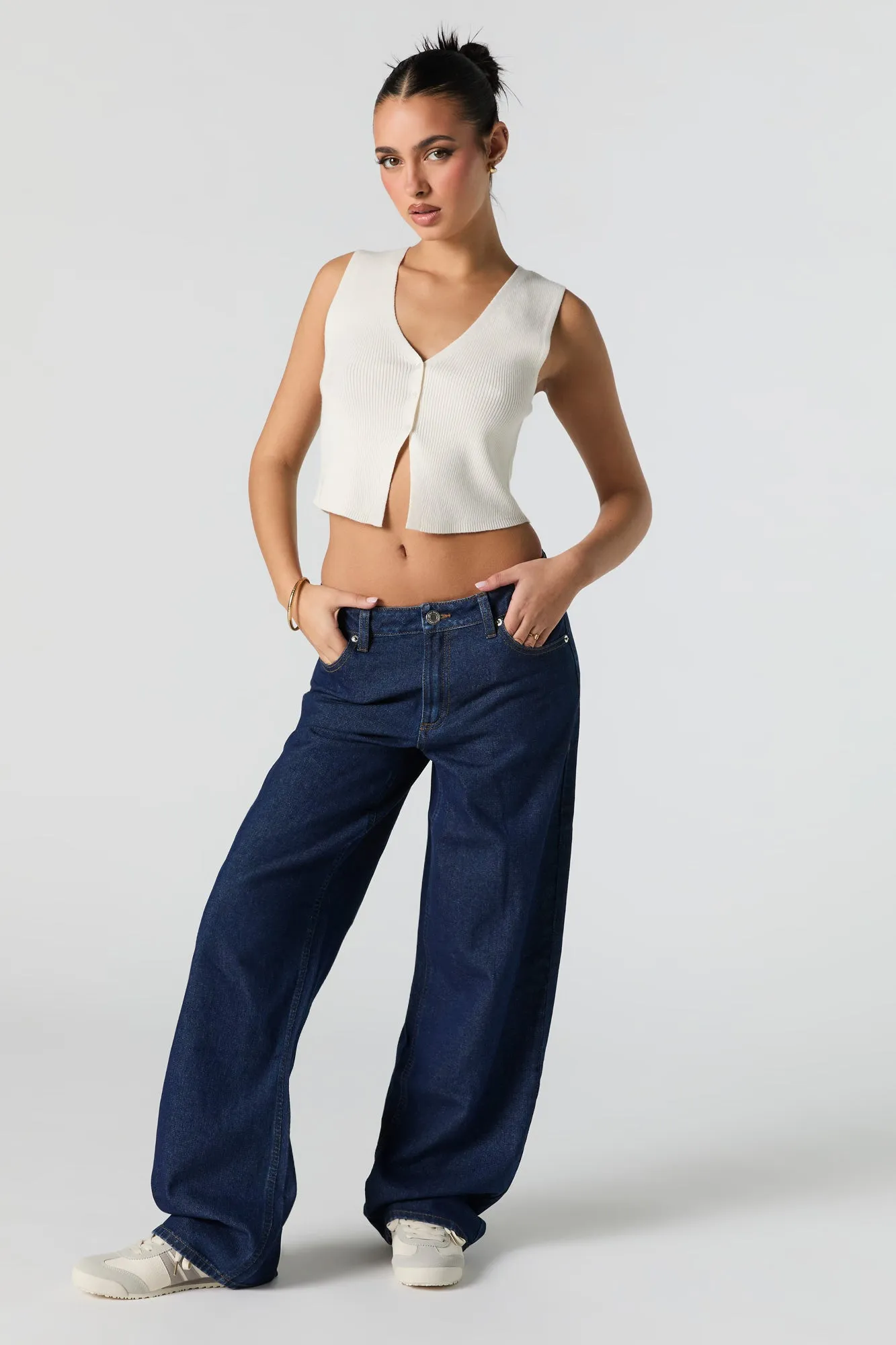 Jean à taille basse ample délavé foncé sold by Urban Planet product image thumbnail 4