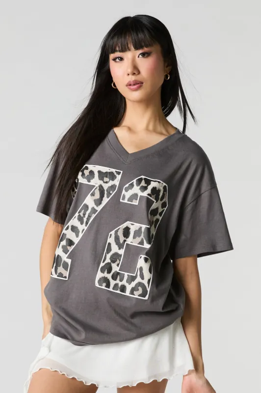 T-shirt à imprimé Cheetah 72 avec encolure en V sold by Urban Planet
