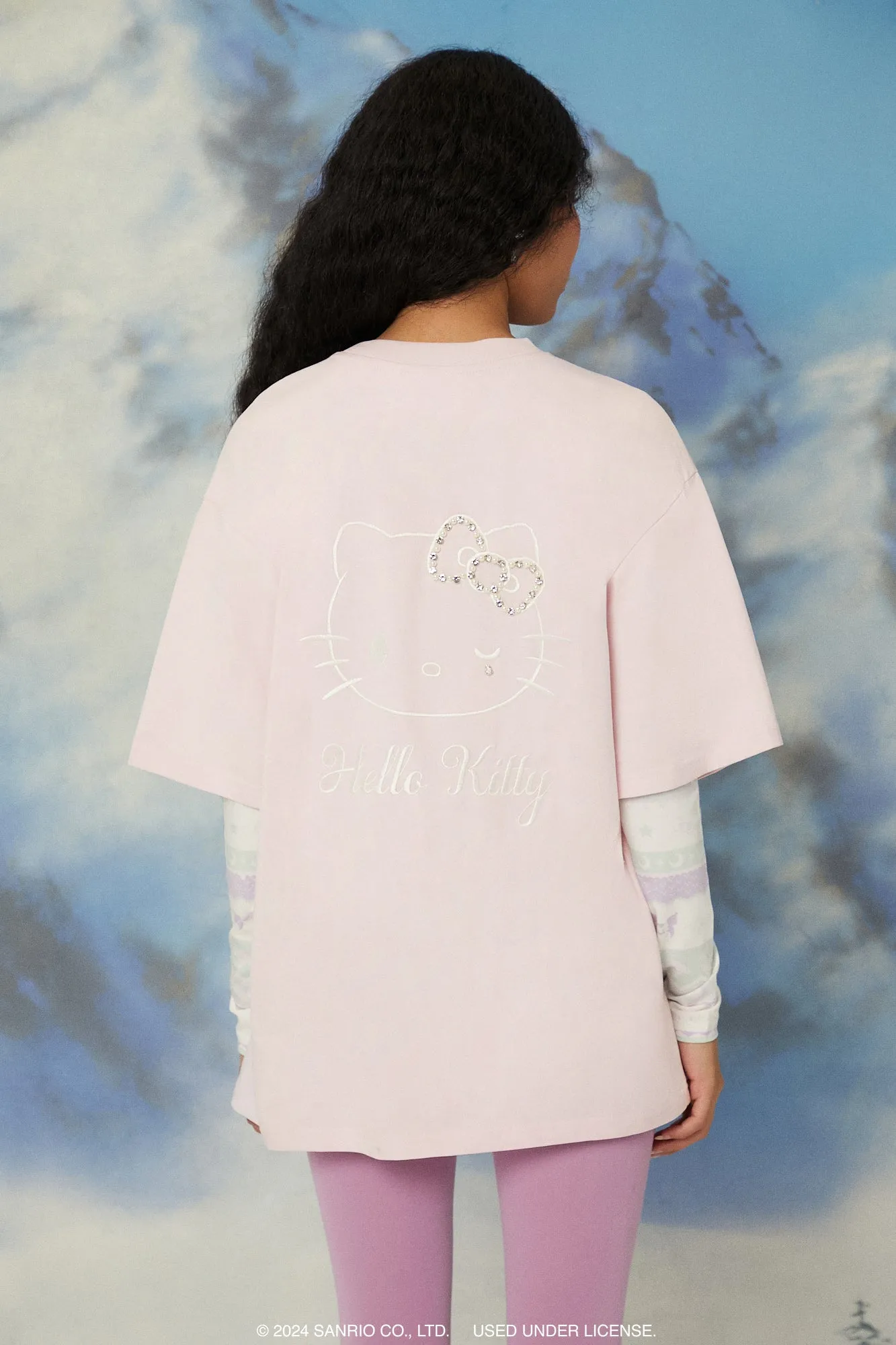 T-shirt à imprimé Hello Kitty avec pierres du Rhin et boucle sold by Urban Planet
