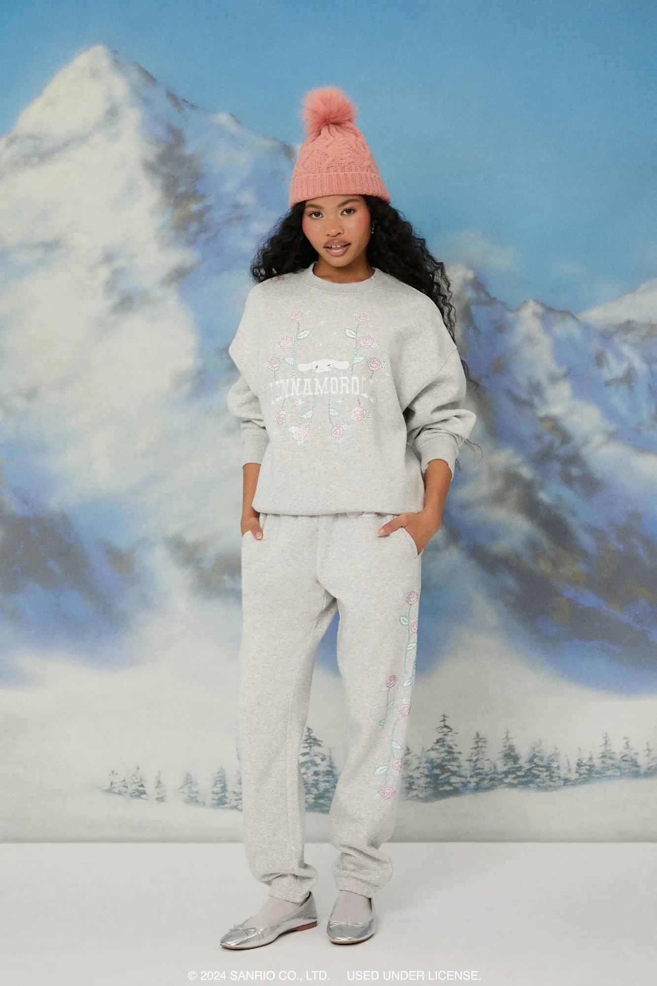 Chandail à enfiler avec imprimé Cinnamoroll Rose sold by Urban Planet product image thumbnail 3