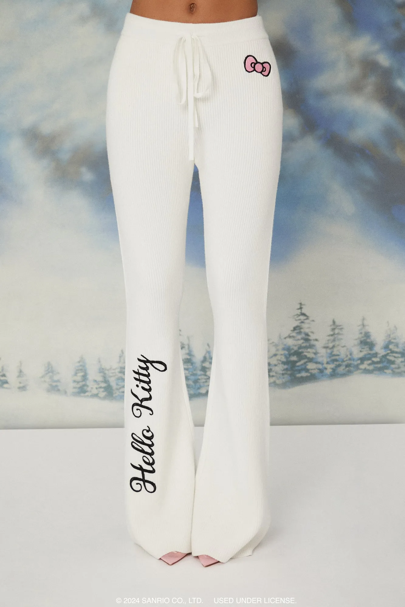 Pantalon à jambe évasée avec imprimé Hello Kitty sold by Urban Planet product image thumbnail 2