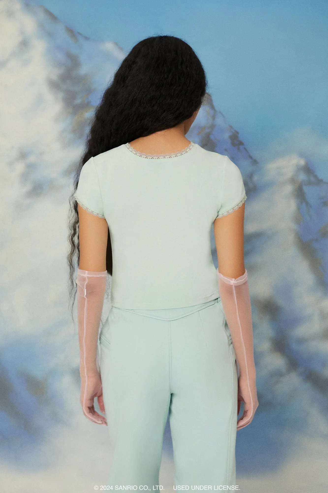 T-shirt ultracourt à imprimé Hello Kitty avec liséré de dentelle sold by Urban Planet product image thumbnail 2