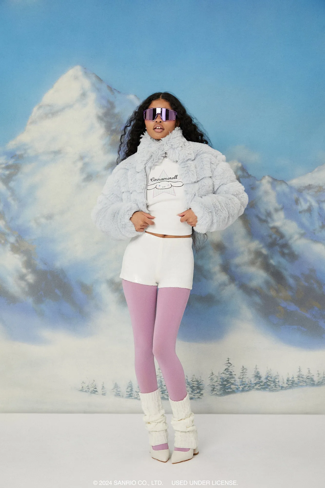 T-shirt ultracourt à imprimé Cinnamoroll avec liséré de dentelle sold by Urban Planet product image thumbnail 3