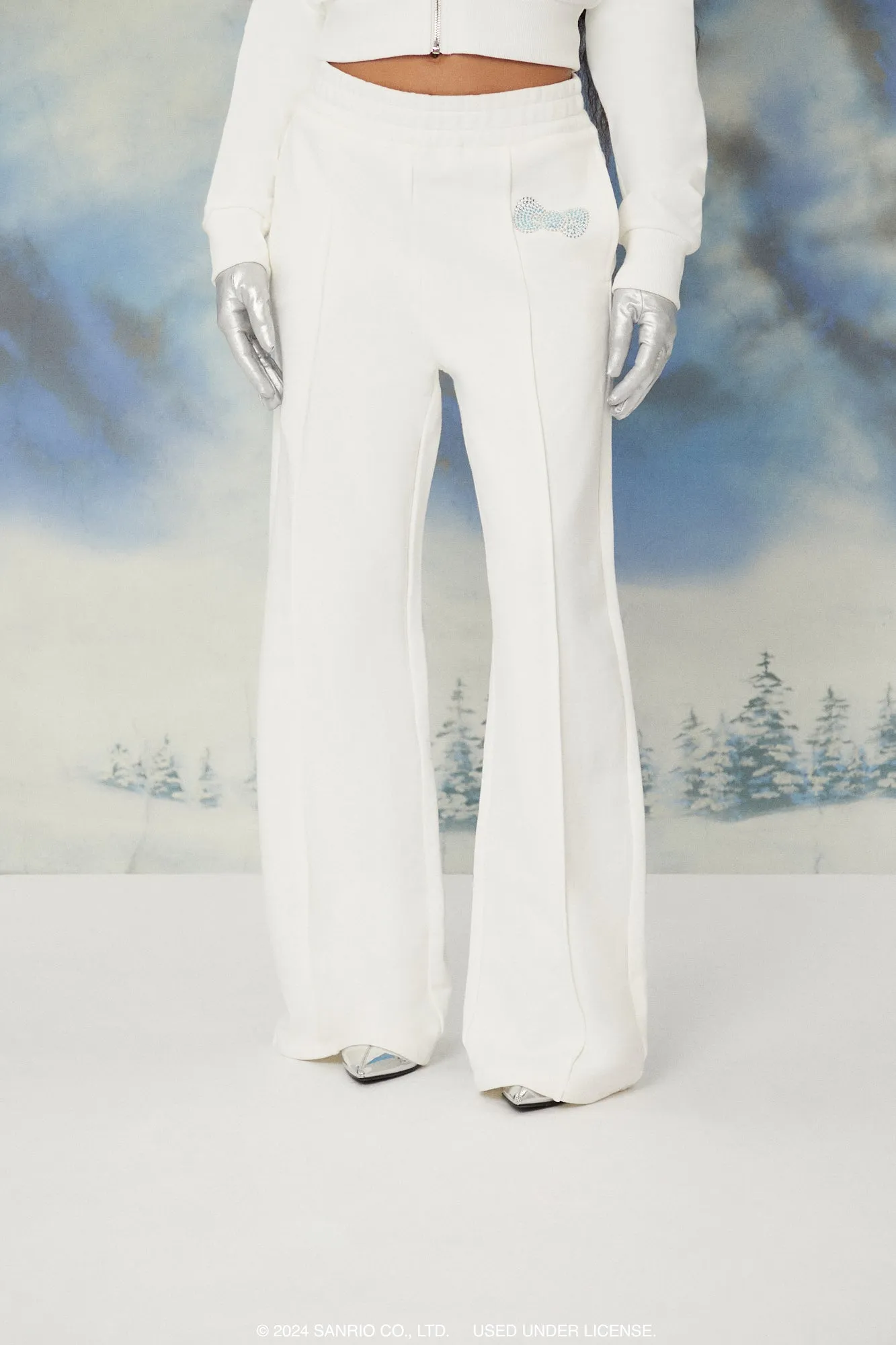 Pantalon d'entraînement à imprimé Hello Kitty avec pierres du Rhin sold by Urban Planet product image thumbnail 2