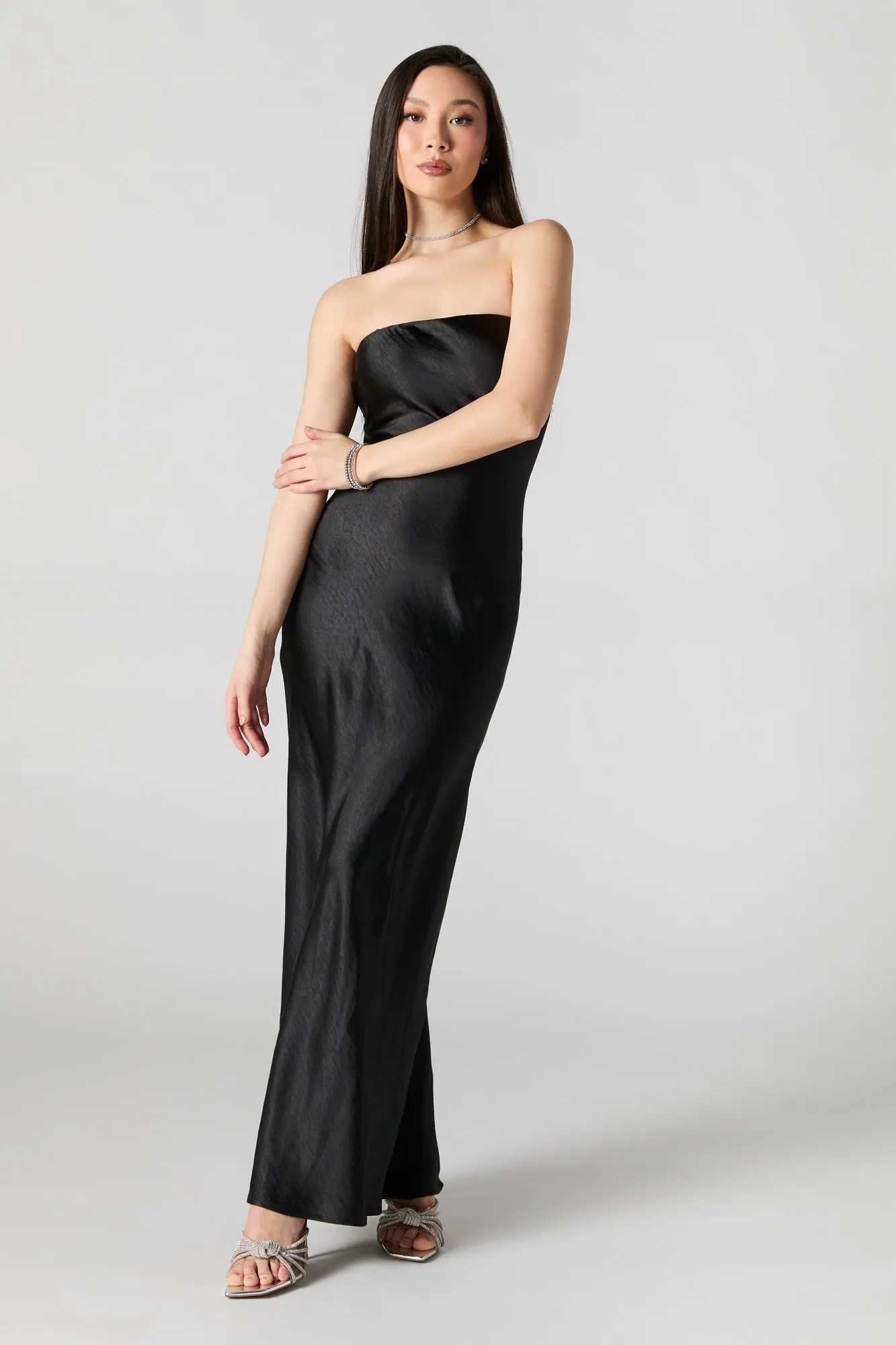 Robe maxi tubulaire en satin sold by Urban Planet