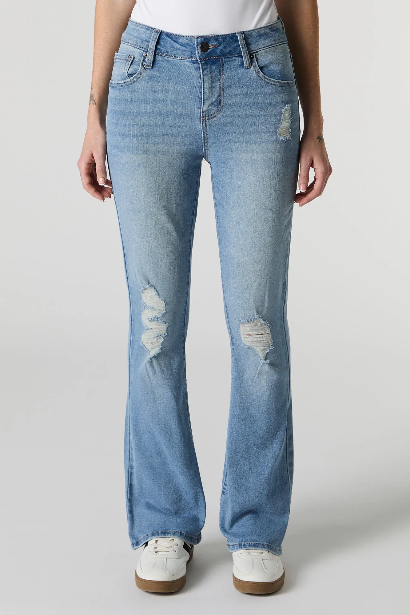 Jean à jambe évasée délavé moyen d'aspect usé sold by Urban Planet product image thumbnail 2