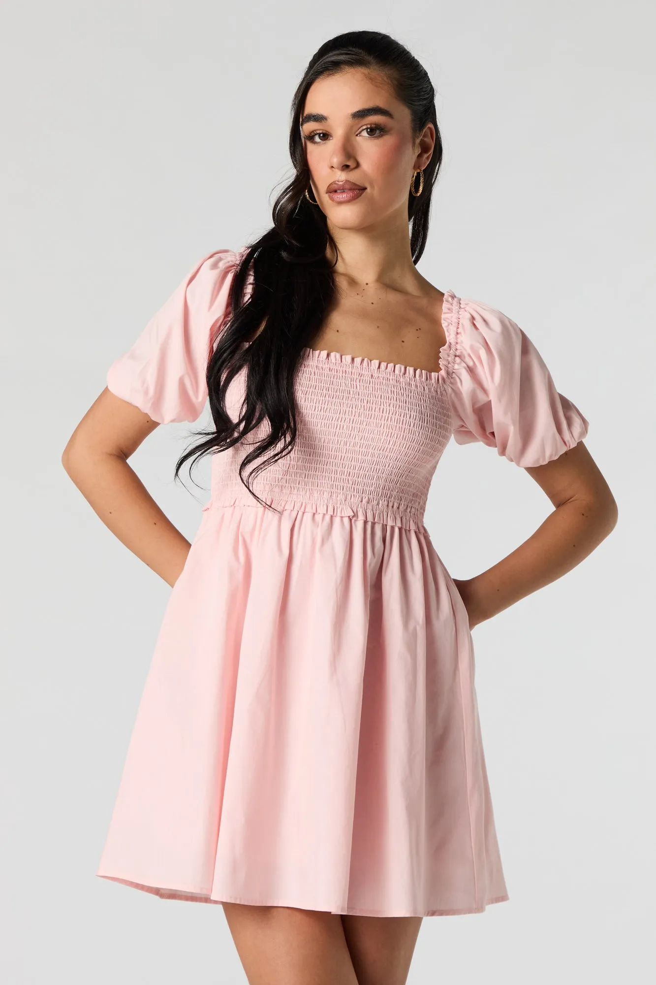 Minirobe smockée à manches bouffantes sold by Urban Planet