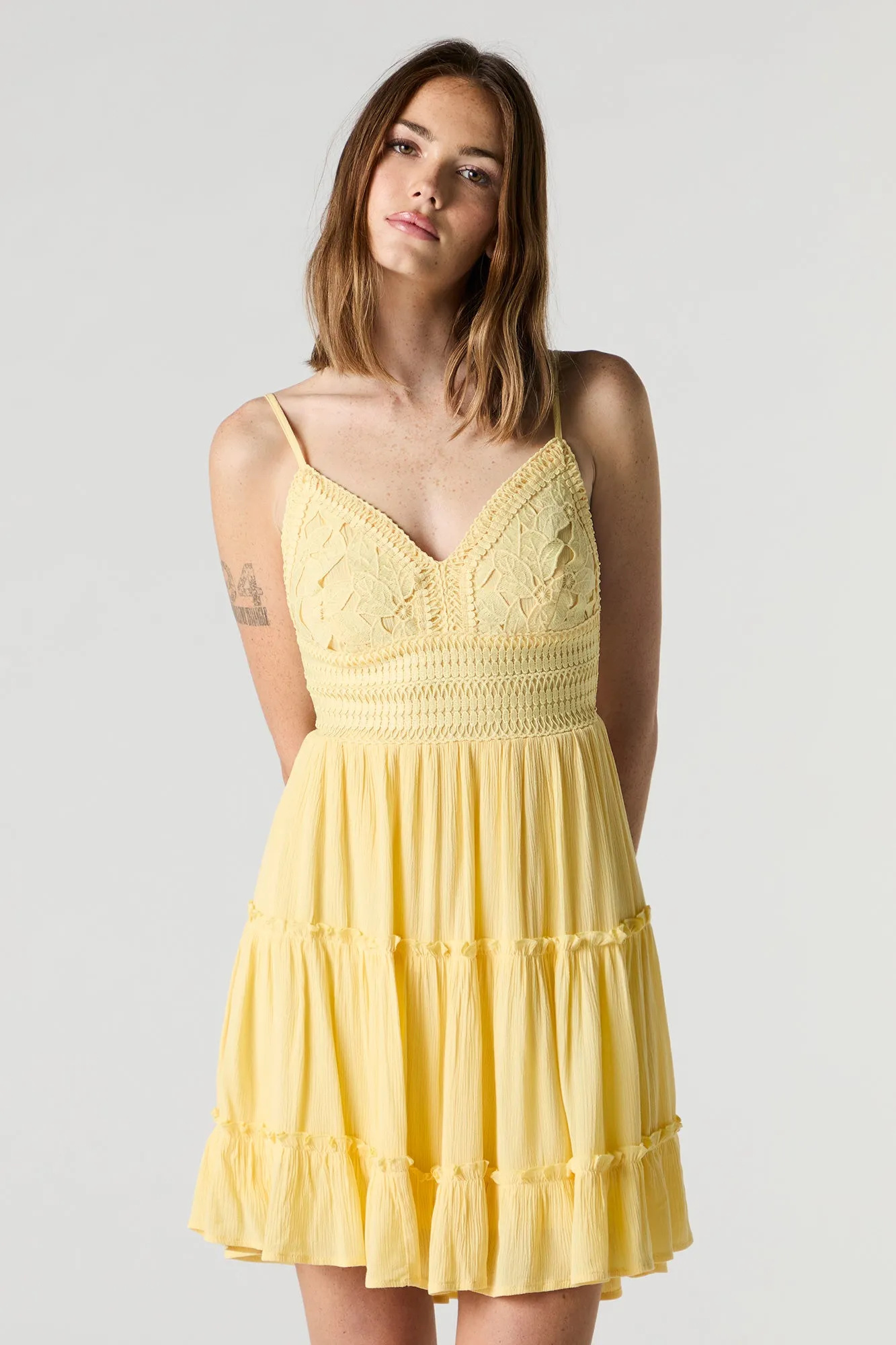 Minirobe crochetée volantée fleurie sold by Urban Planet