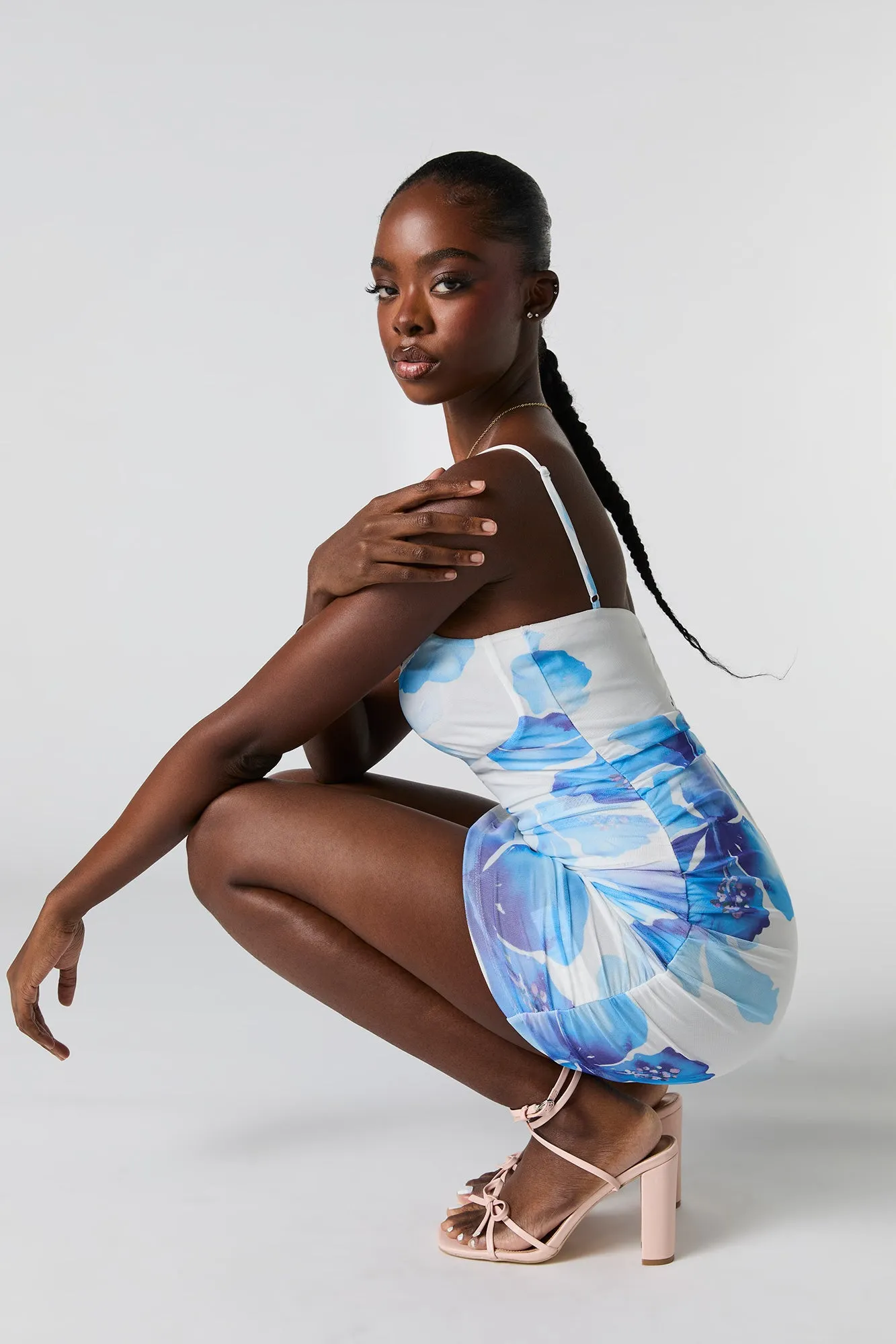 Minirobe ruchée en filet fleuri sold by Urban Planet