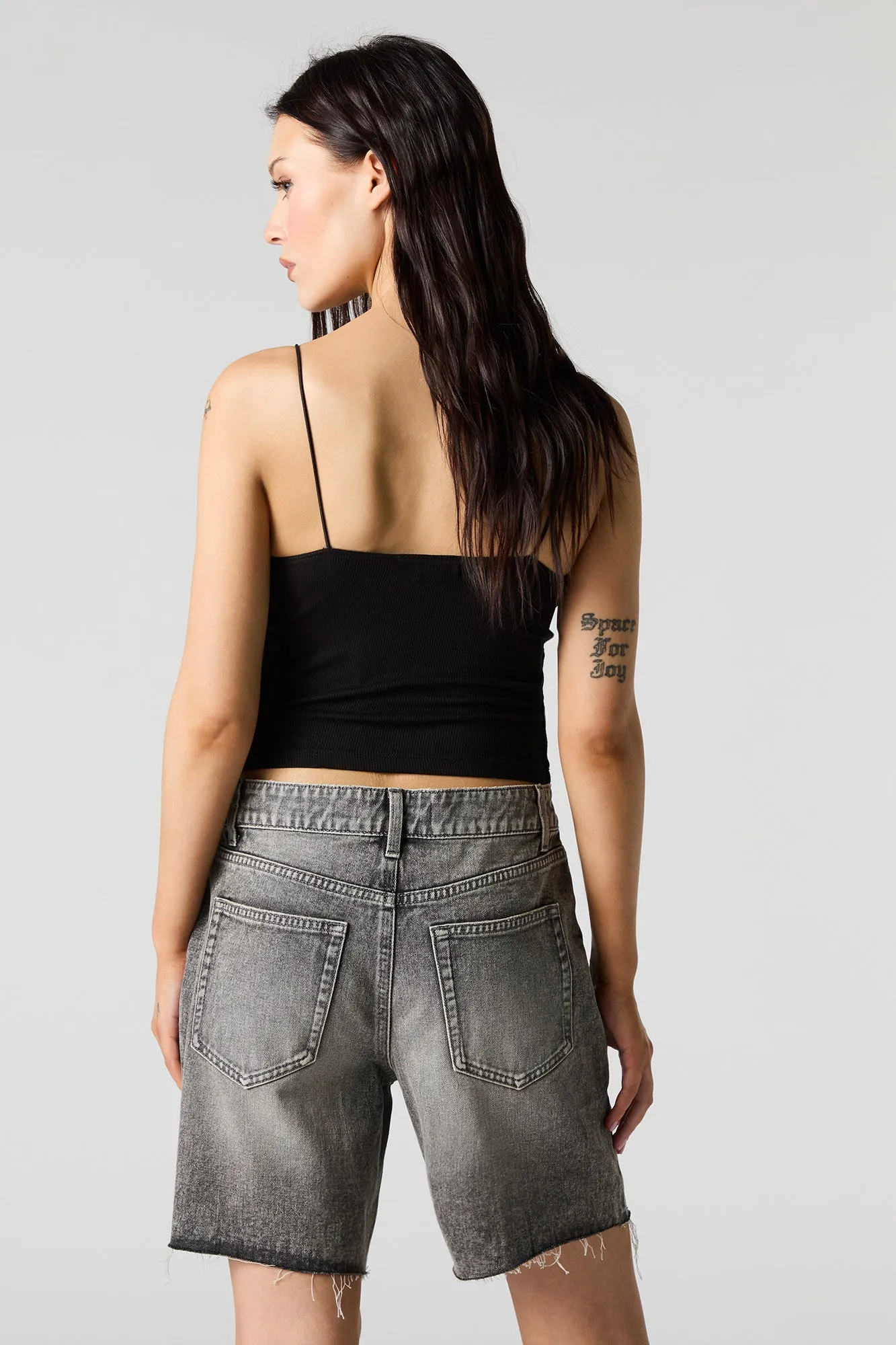 Jean-short à rebord effiloché délavé gris sold by Urban Planet product image thumbnail 2