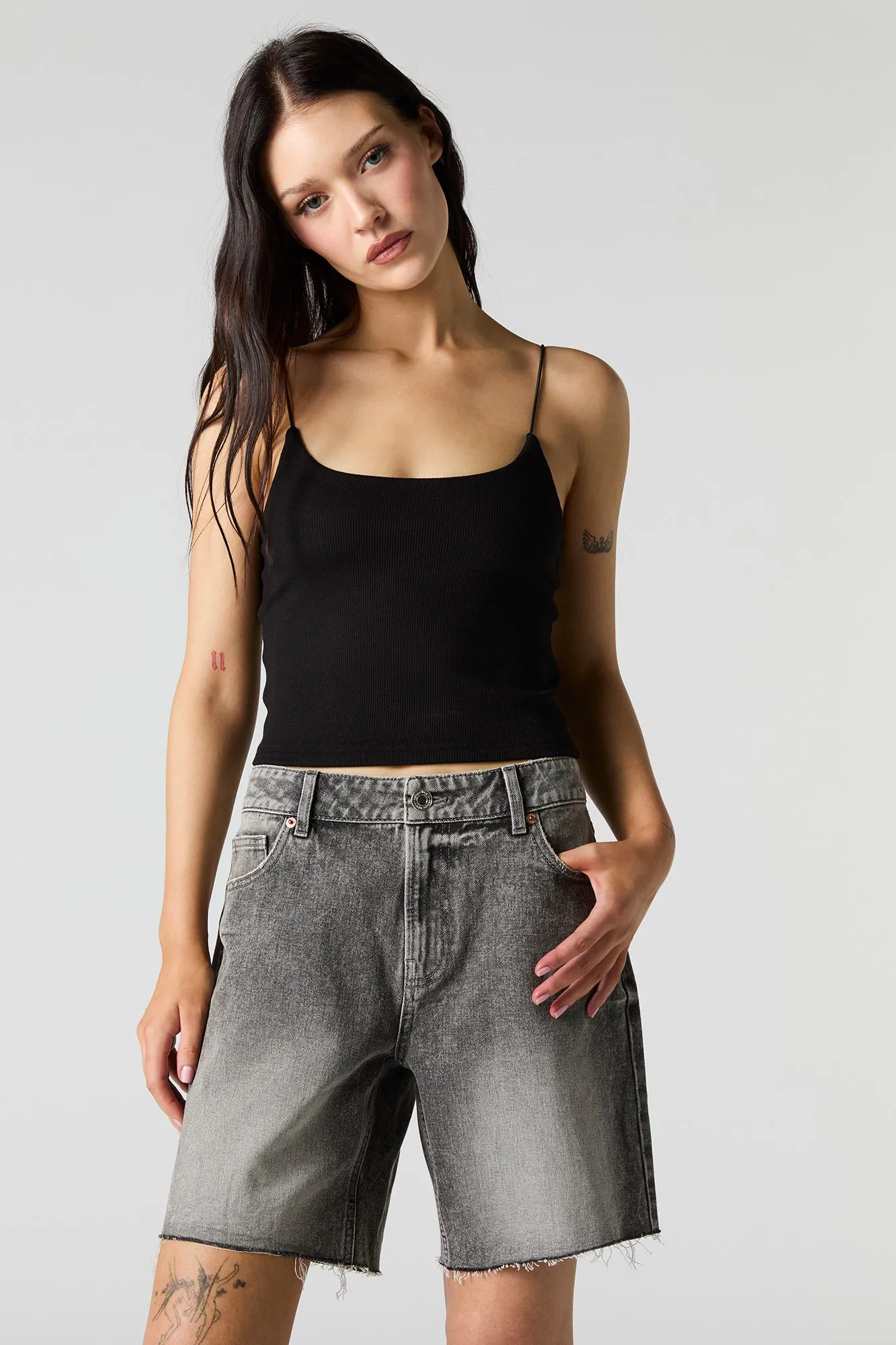 Jean-short à rebord effiloché délavé gris sold by Urban Planet