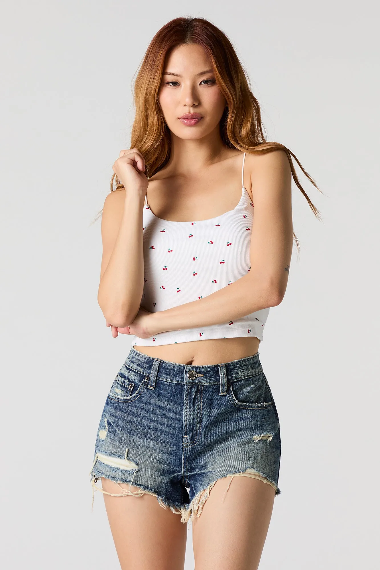 Short en denim extensible d'aspect usé délavé foncé sold by Urban Planet