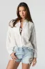 Short de coupe garçonne en denim d'aspect usé sold by Urban Planet