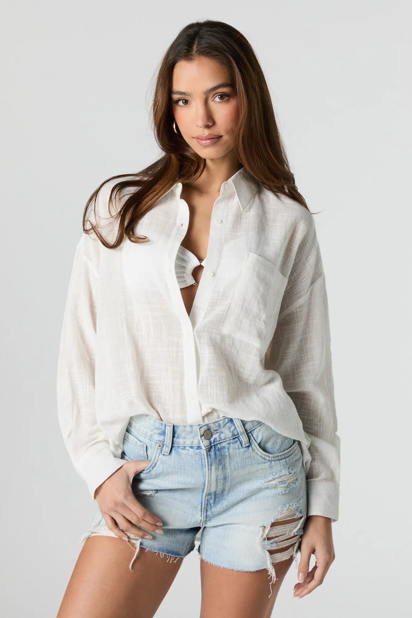 Short de coupe garçonne en denim d'aspect usé sold by Urban Planet