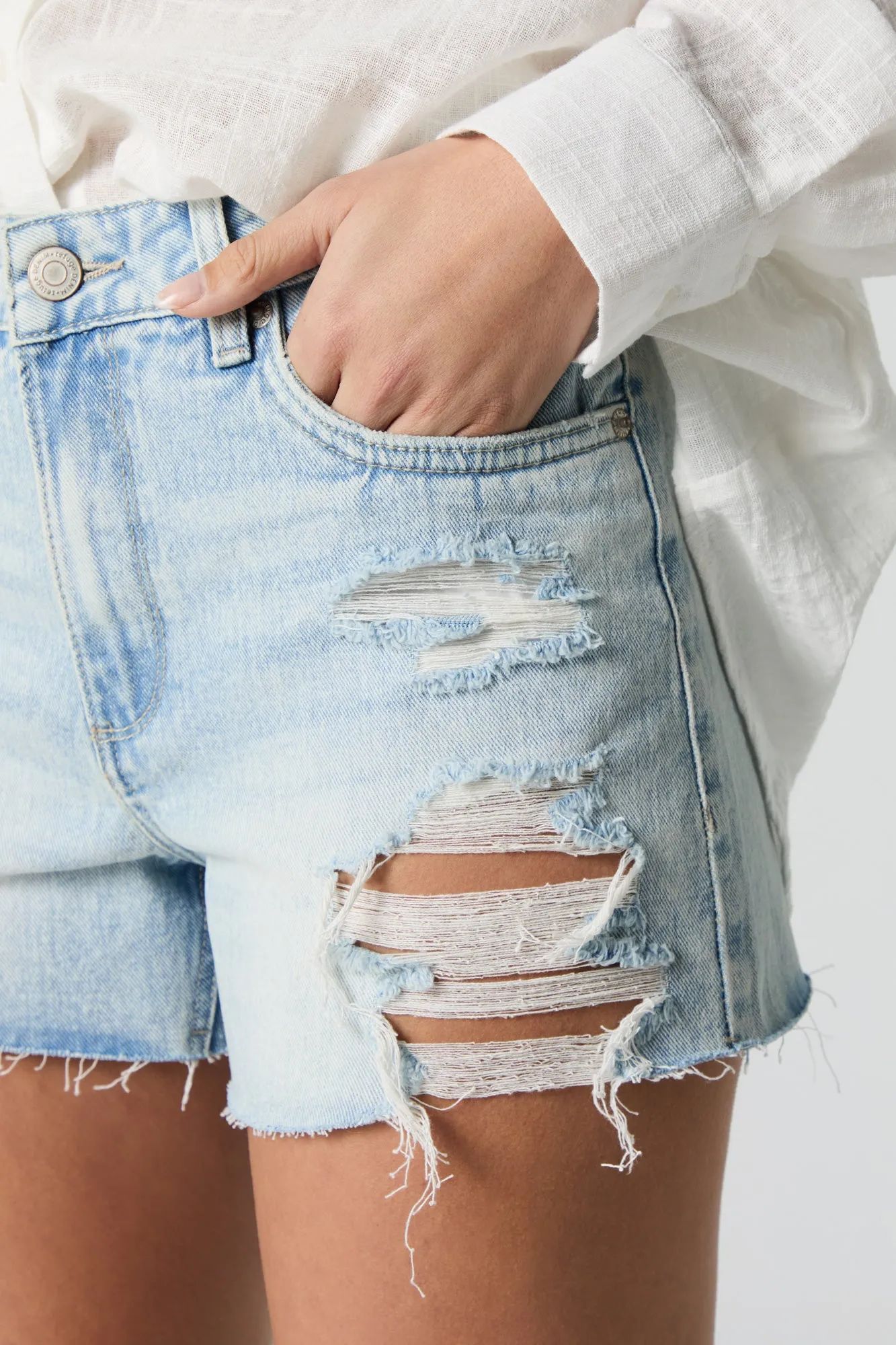 Short de coupe garçonne en denim d'aspect usé sold by Urban Planet product image thumbnail 4