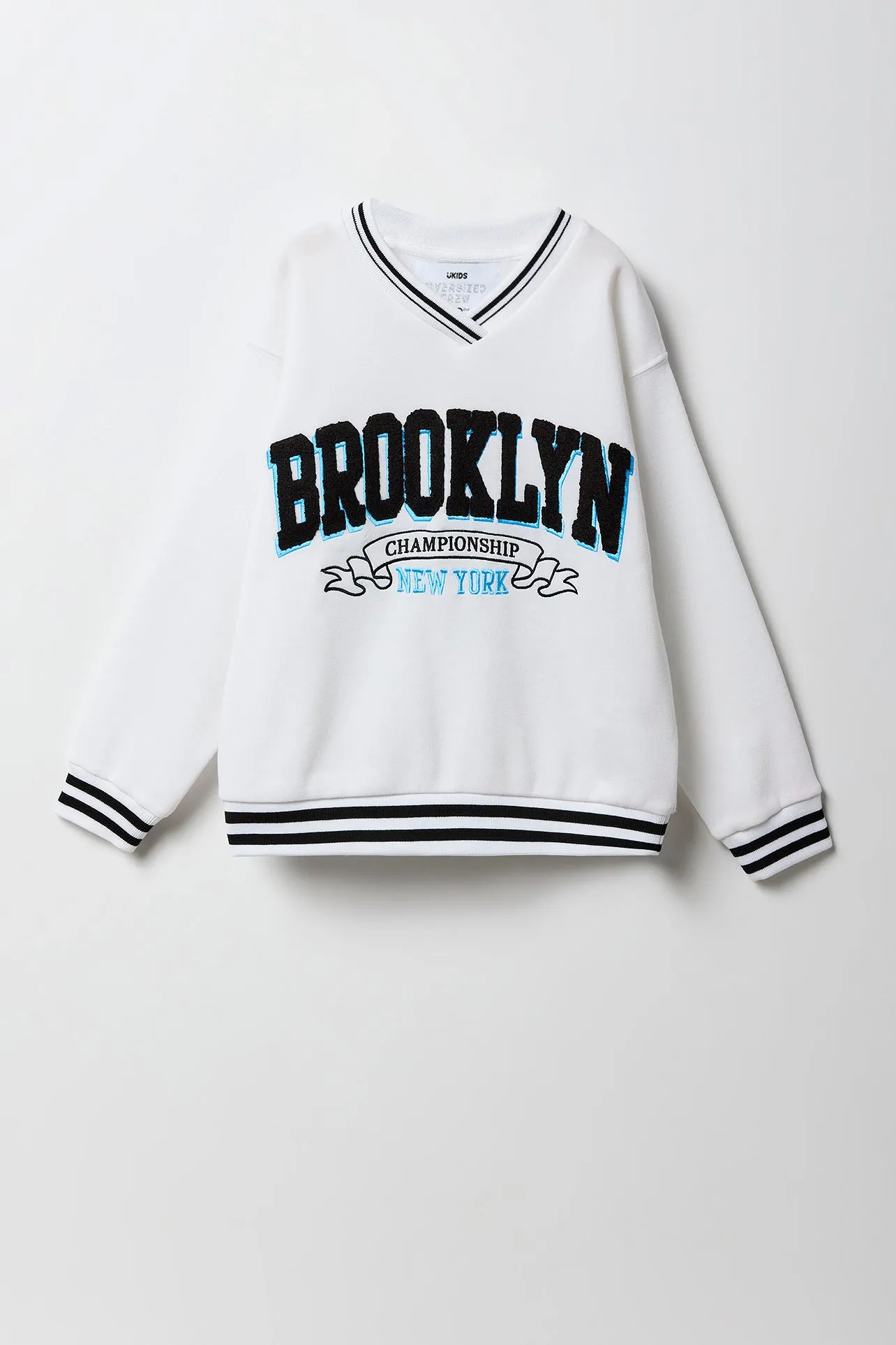 Chandail surdimensionné en molleton avec motif brodé en chenille à encolure en V pour fille sold by Urban Planet product image thumbnail 5