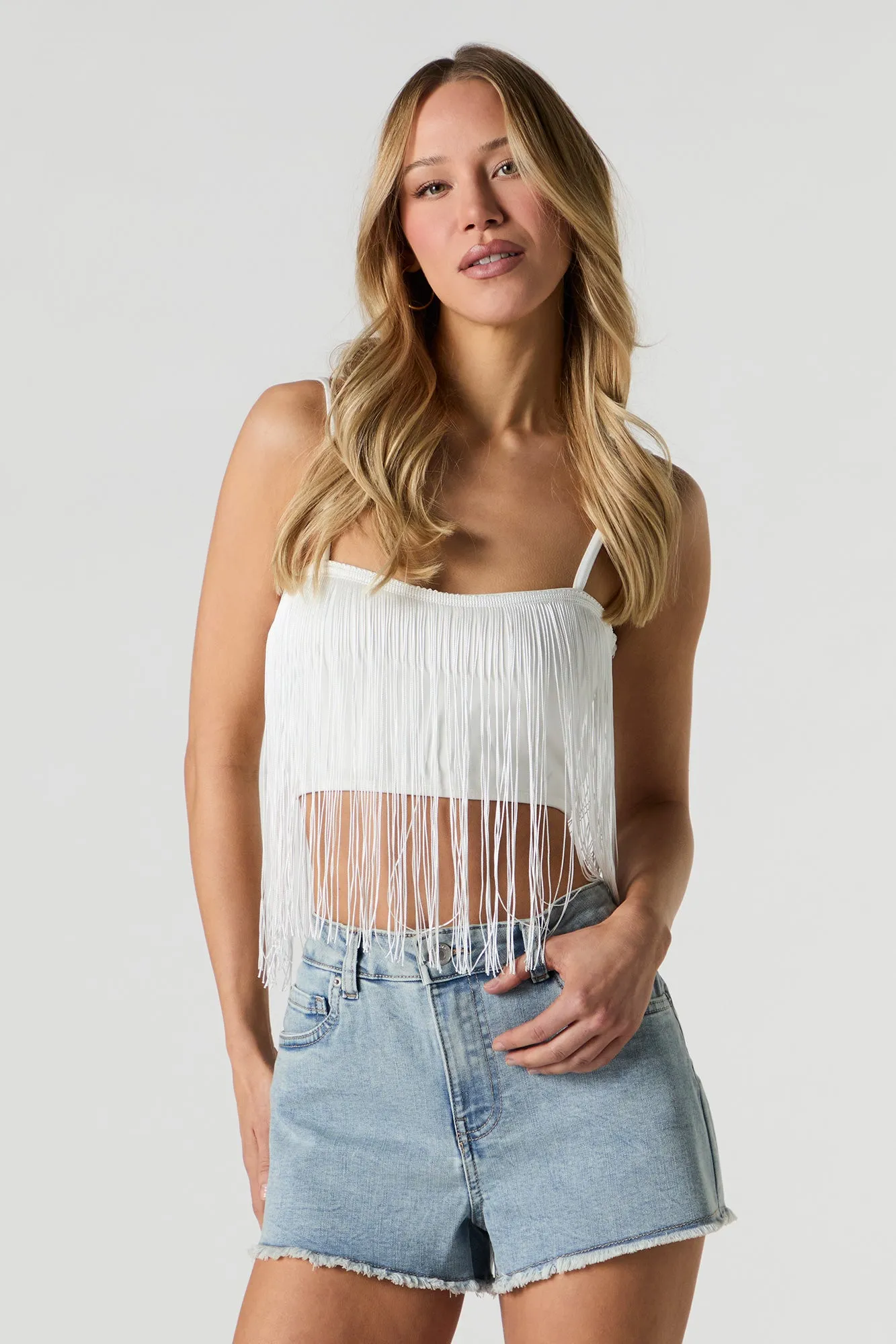 Short en denim extensible d'aspect usé sold by Urban Planet