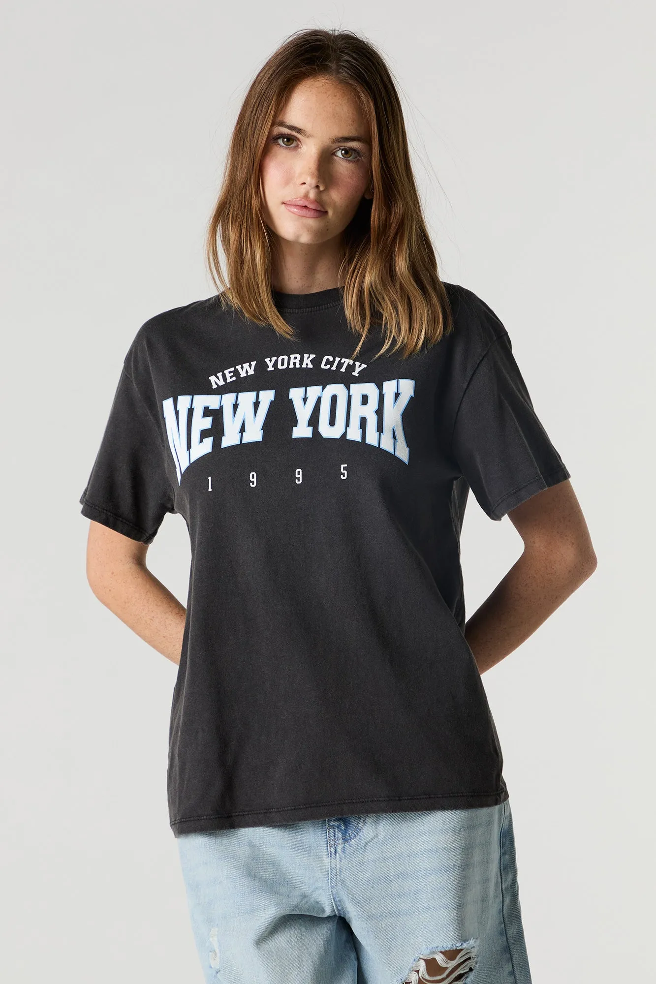 T-shirt de coupe garçonne délavé à imprimé NYC 1995 sold by Urban Planet