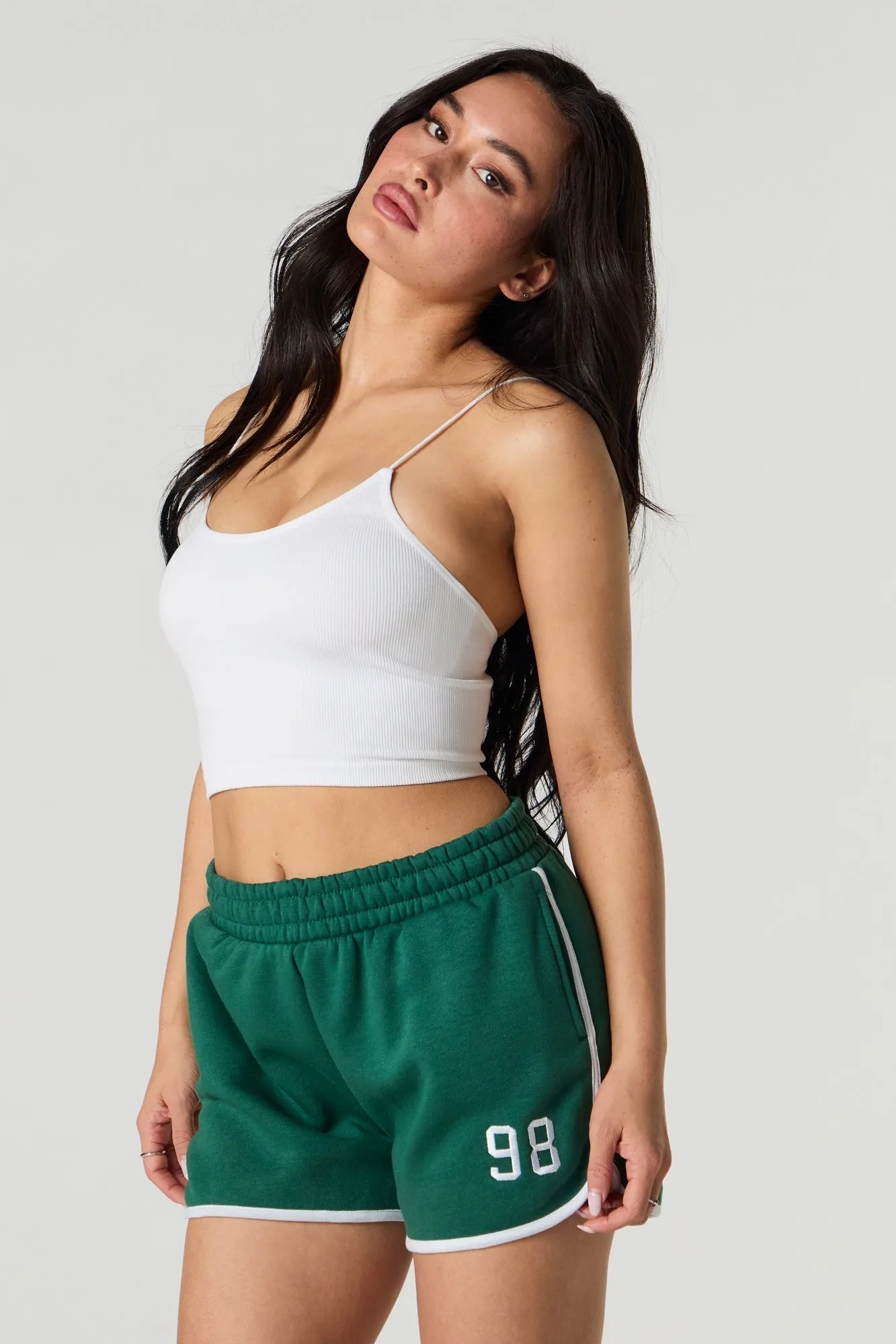 Short en molleton avec motif brodé et ourlet arrondi sold by Urban Planet