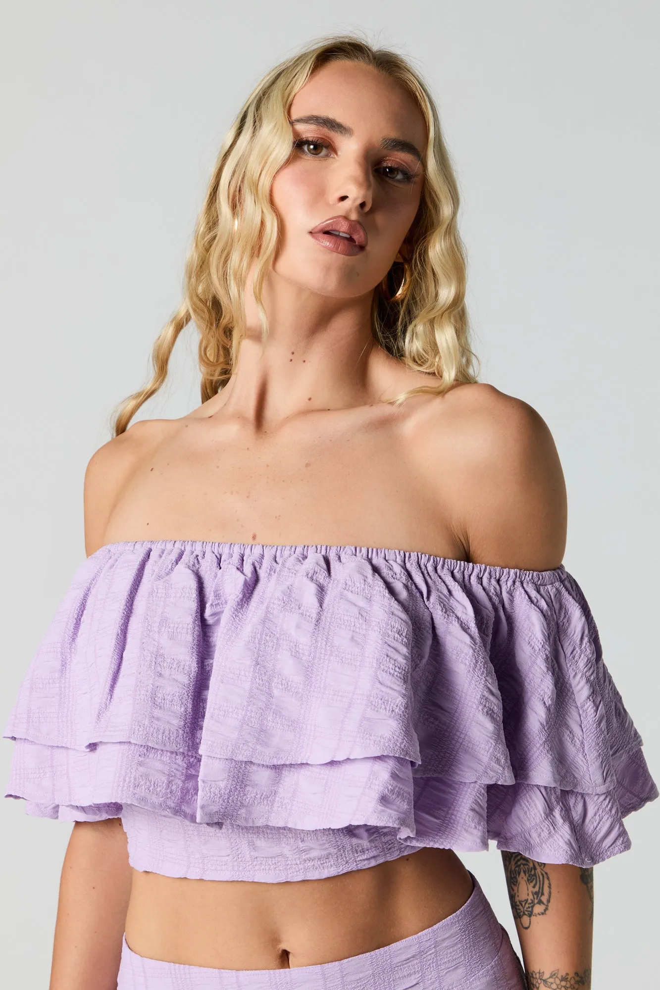 Haut écourté texturé, étagé et épaule dégagée sold by Urban Planet