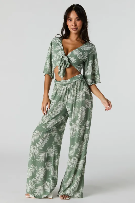 Pantalon à jambe large avec motif de feuilles sold by Urban Planet