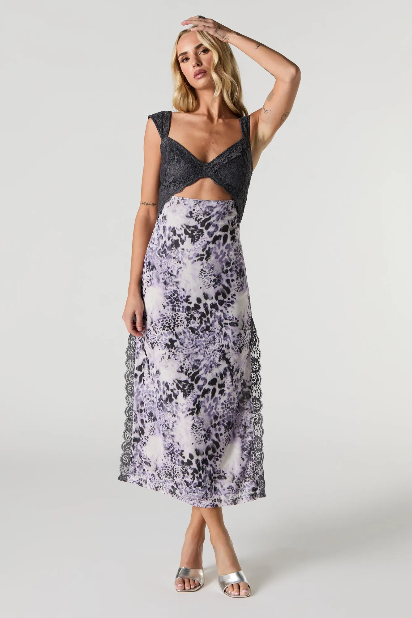 Robe midi en filet en dentelle avec découpes et fente sold by Urban Planet