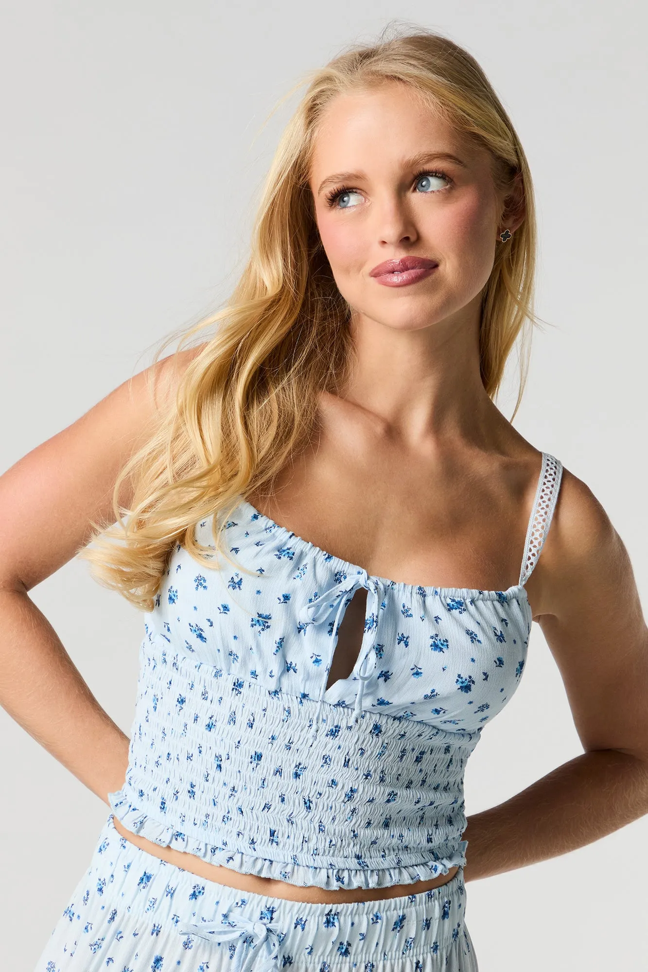 Camisole écourtée plissée avec attache avant sold by Urban Planet