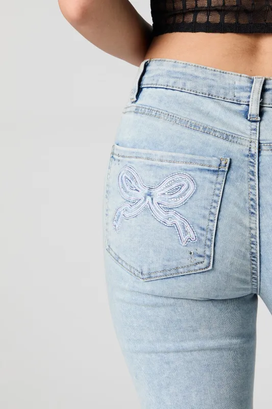 Jean mi-taille à jambe évasée avec motif brodé sur les poches arrière délavé pâle sold by Urban Planet