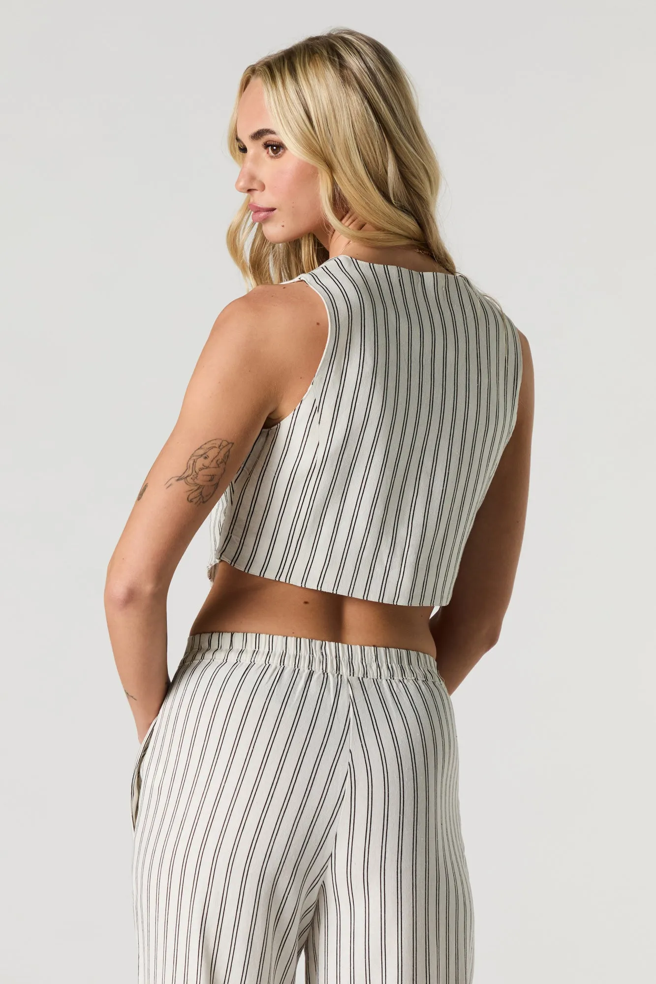 Veste boutonnée courte en lin sold by Urban Planet product image thumbnail 5