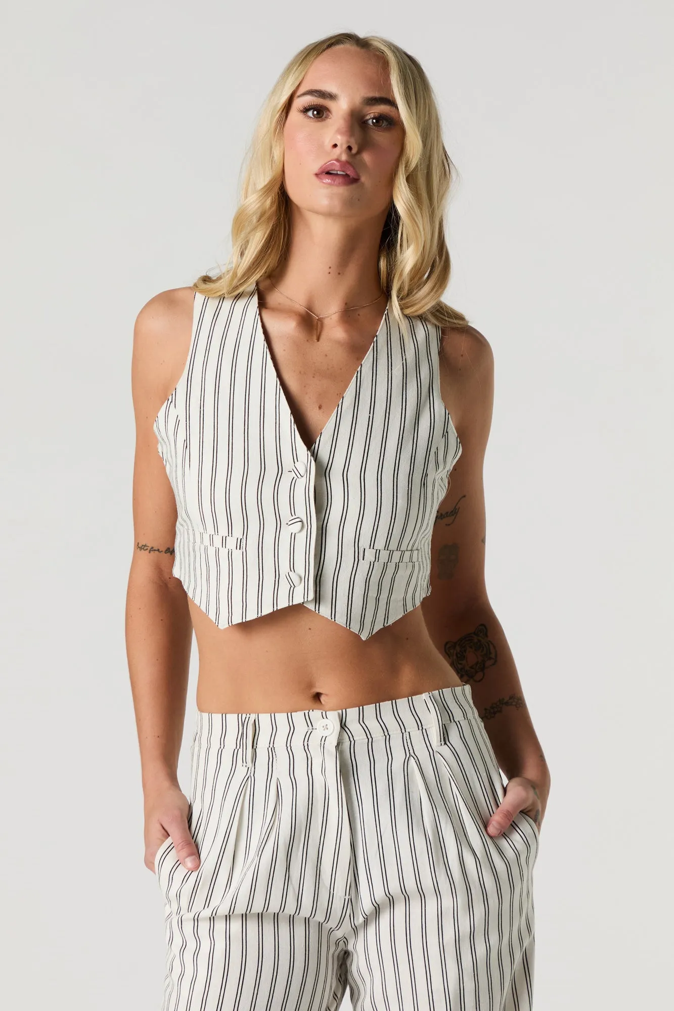 Veste boutonnée courte en lin sold by Urban Planet product image thumbnail 4