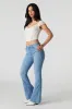 Jean mi-taille à jambe évasée avec motif brodé sur les poches arrière délavé moyen sold by Urban Planet
