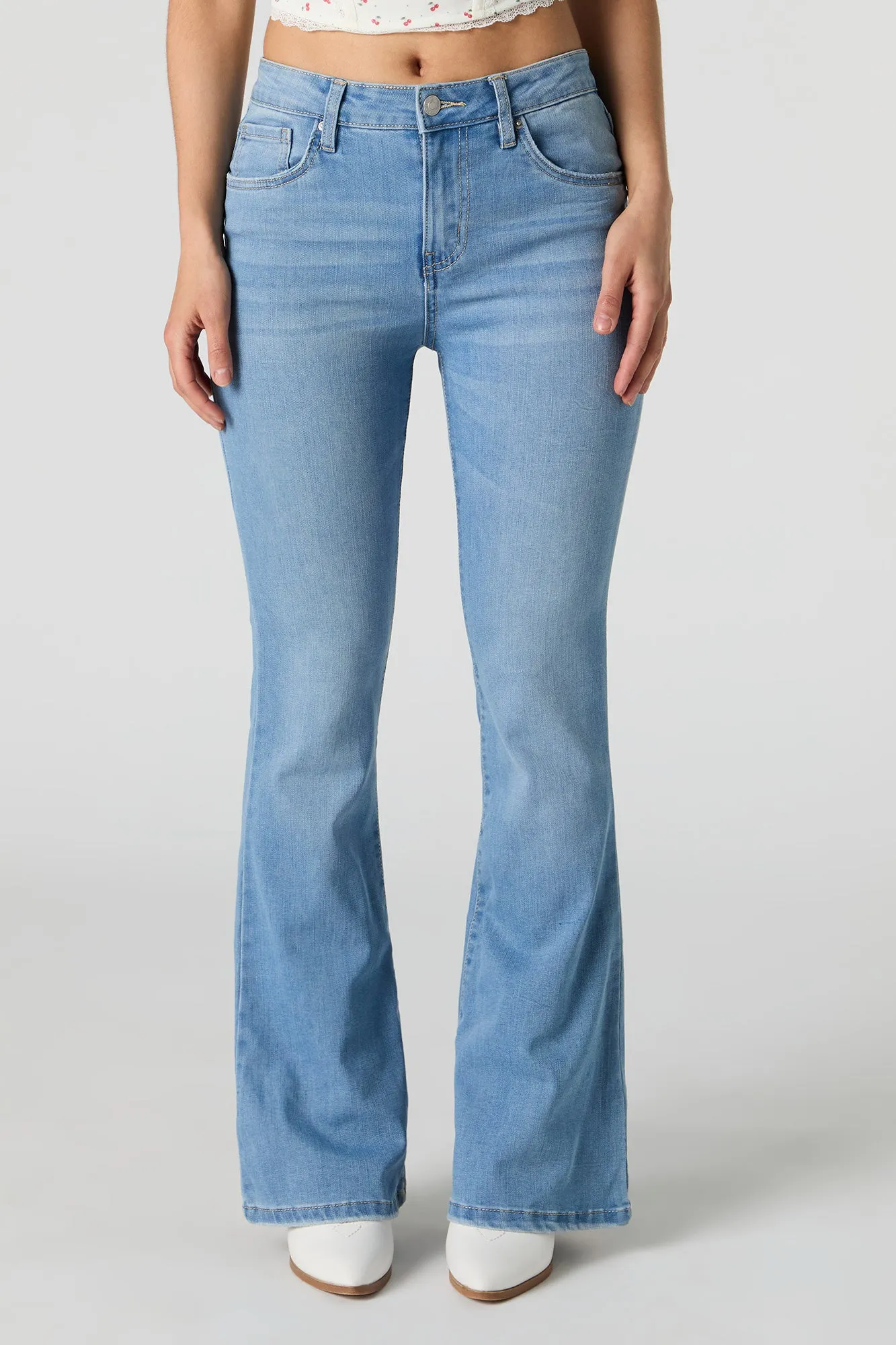 Jean mi-taille à jambe évasée avec motif brodé sur les poches arrière délavé moyen sold by Urban Planet product image thumbnail 3