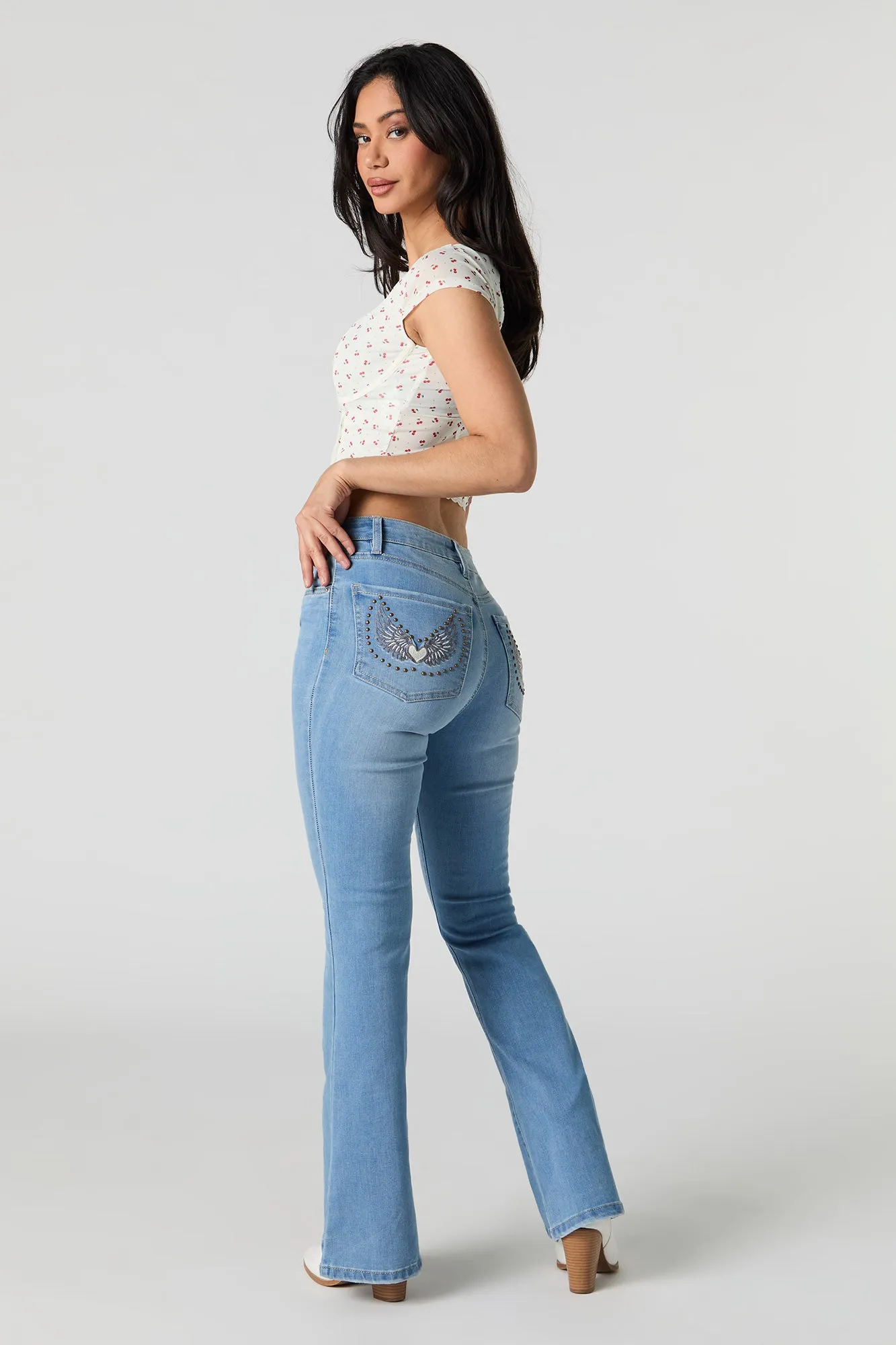 Jean mi-taille à jambe évasée avec motif brodé sur les poches arrière délavé moyen sold by Urban Planet product image thumbnail 4