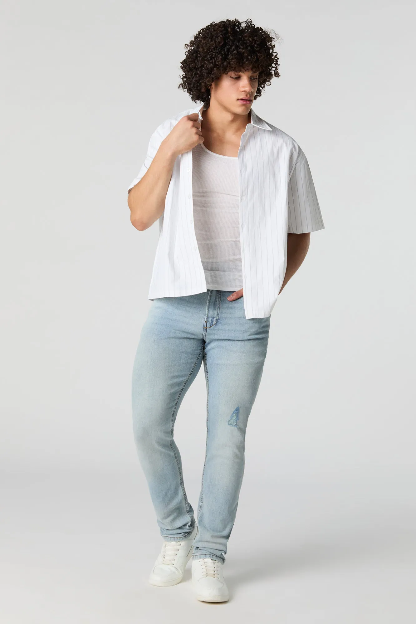 Jean ajusté d'aspect légèrement usé délavé pâle sold by Urban Planet product image thumbnail 2