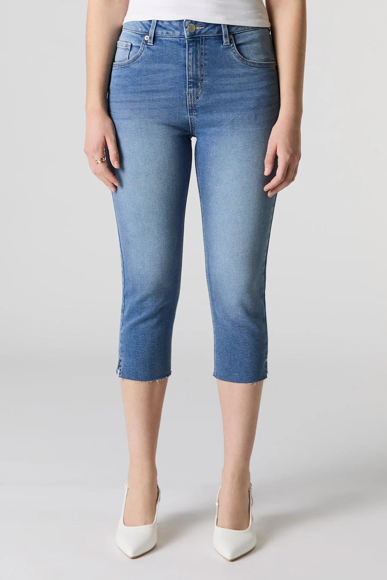 Capri en denim à ourlet effiloché sold by Urban Planet product image thumbnail 2