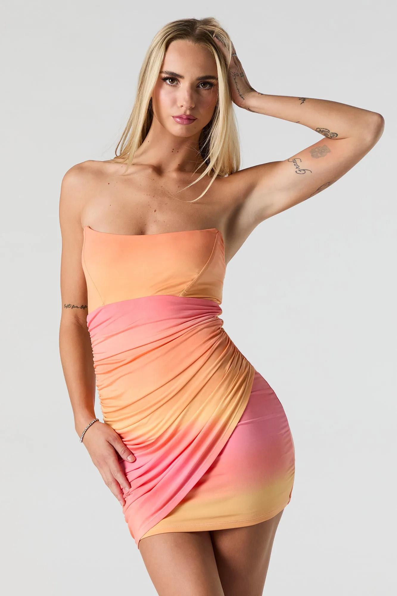 Minirobe croisée ruchée sans bretelles sold by Urban Planet