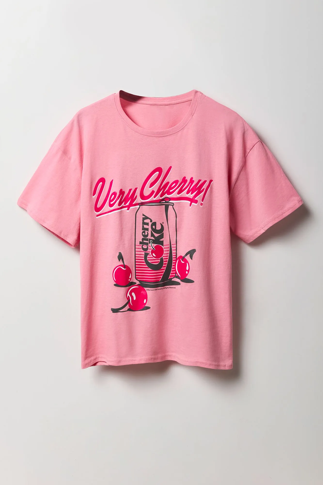 T-shirt de coupe garçonne à imprimé Very Cherry Coke sold by Urban Planet
