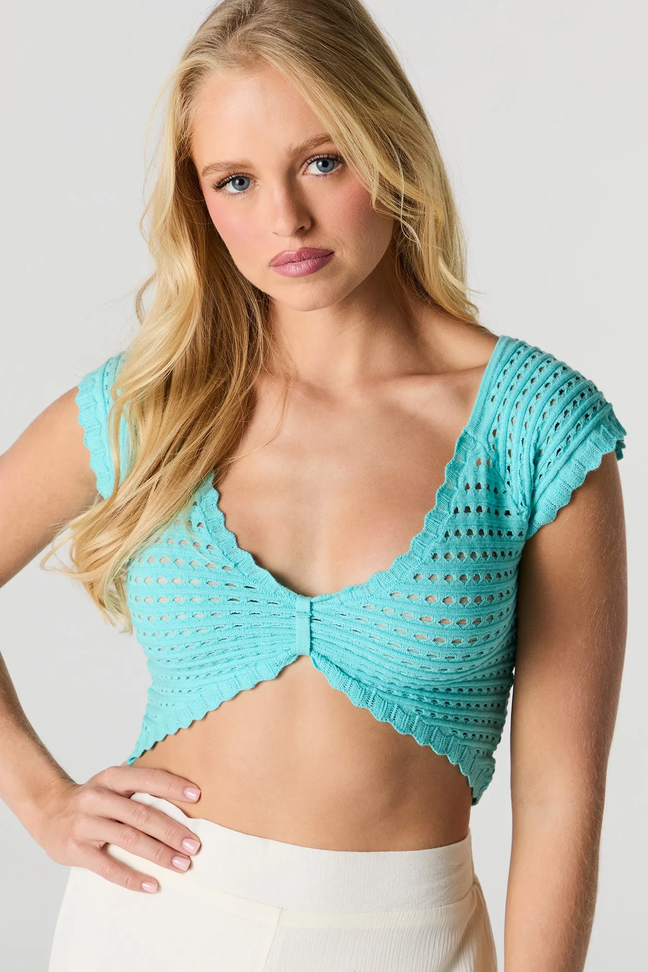 Haut écourté en tricot ouvert à col en V sold by Urban Planet