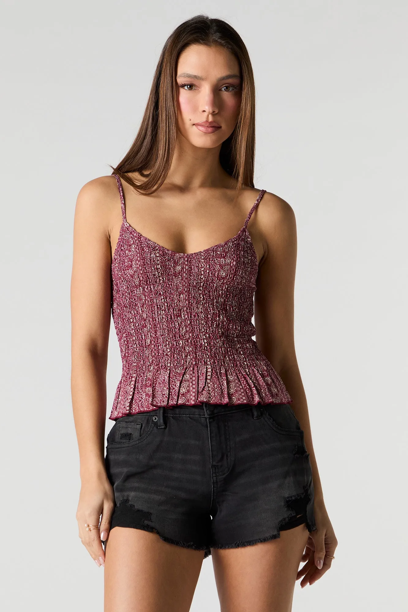 Short remonte-fesses en denim mi-taille d'aspect usé délavé noir sold by Urban Planet